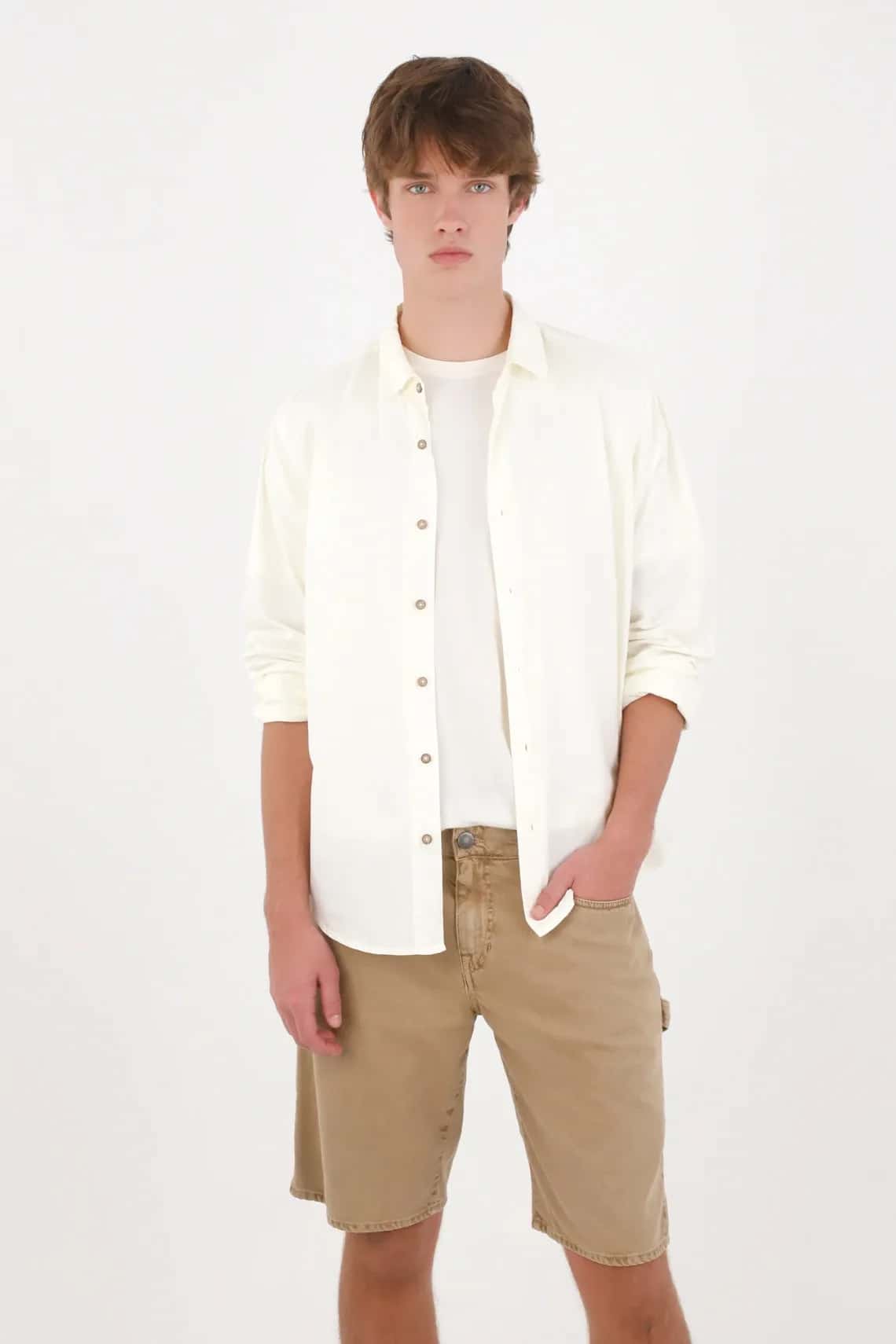 Bermuda cargo de fit recto con detalle lateral en algodón caqui para hombre