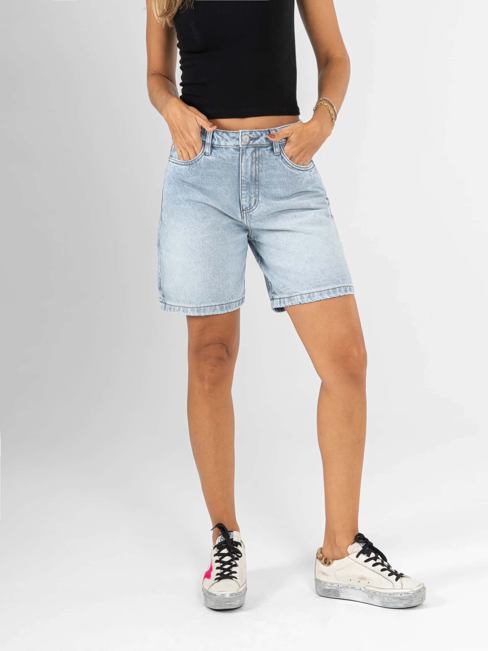 Ref: 066454 Bermuda en denim, rígido, tiro alto, tono azul claro.