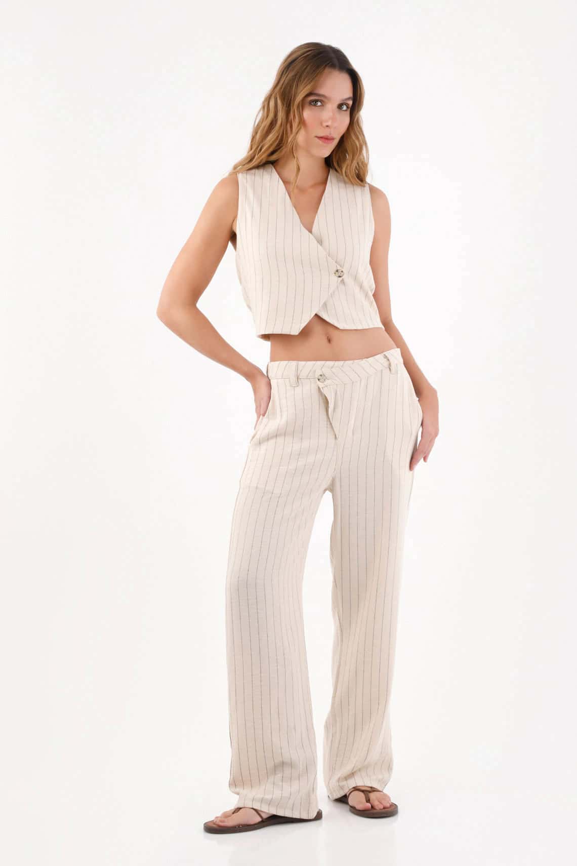 Pantalón para mujer de viscosa beige recto con rayas finas