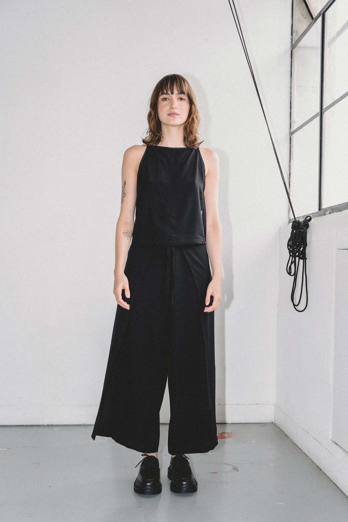 Pantalón amarre TODO NEGRO - miniatura 6