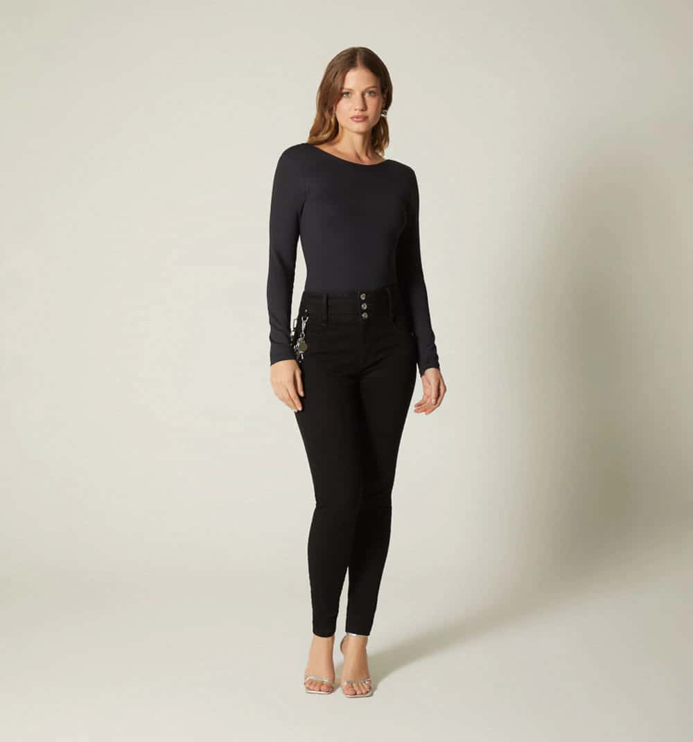 Jean ultraslim tiro alto borla cadena