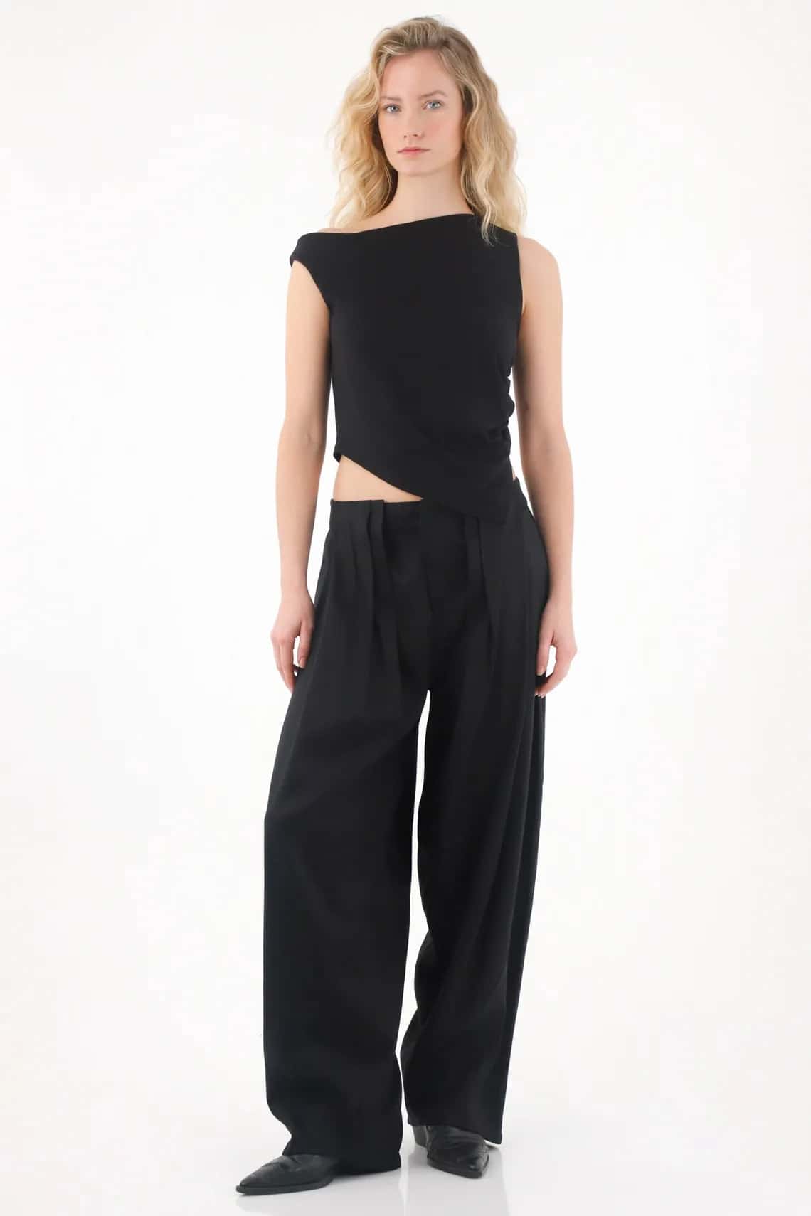 Pantalón con prenses negro para mujer