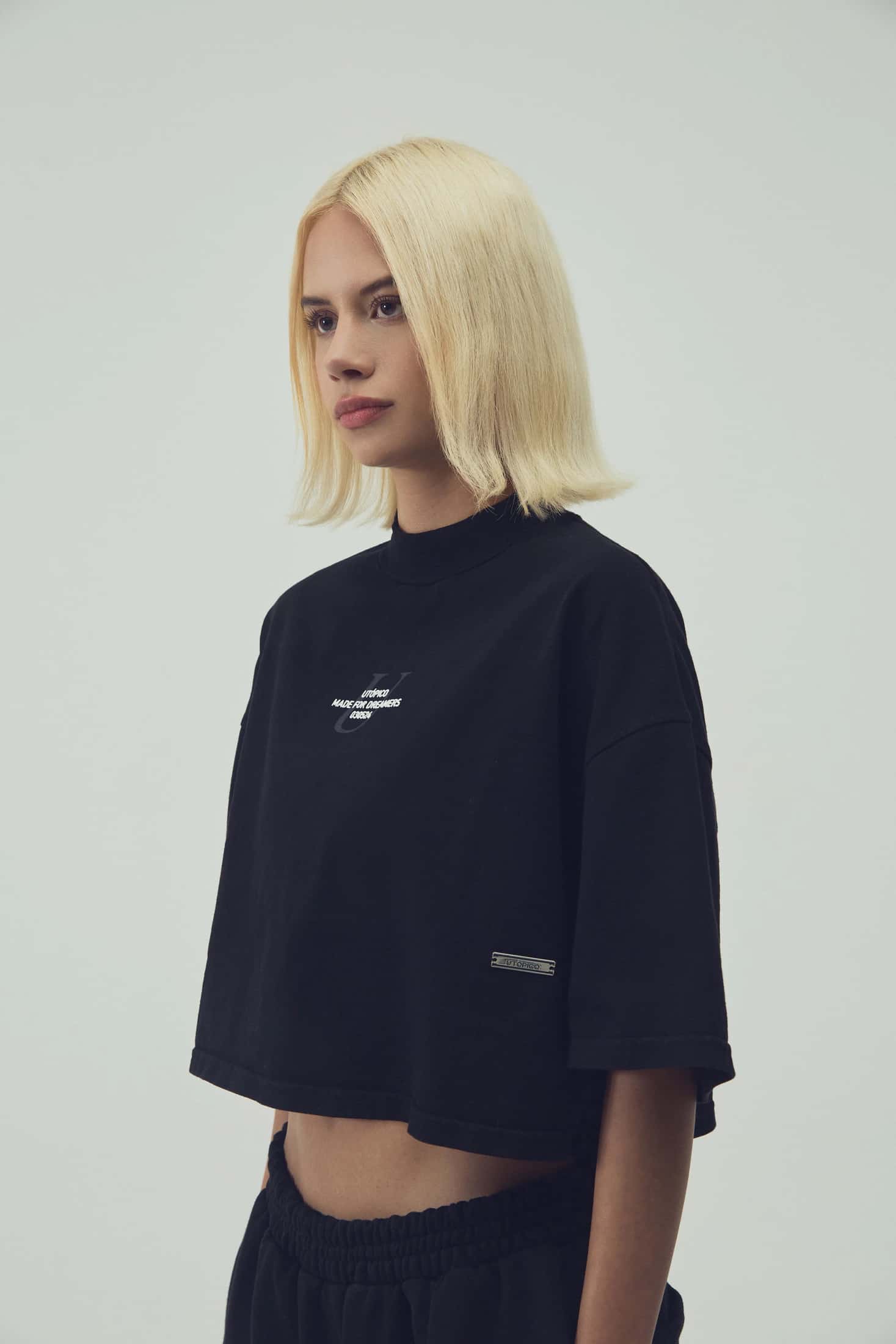 CAMISETA  CROPPED - NEGRO - miniatura 2