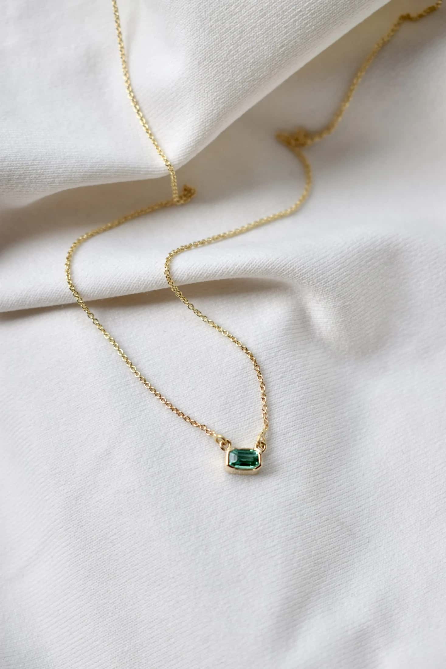 Collar Esmeralda Mini Baguette Varia Tamaño