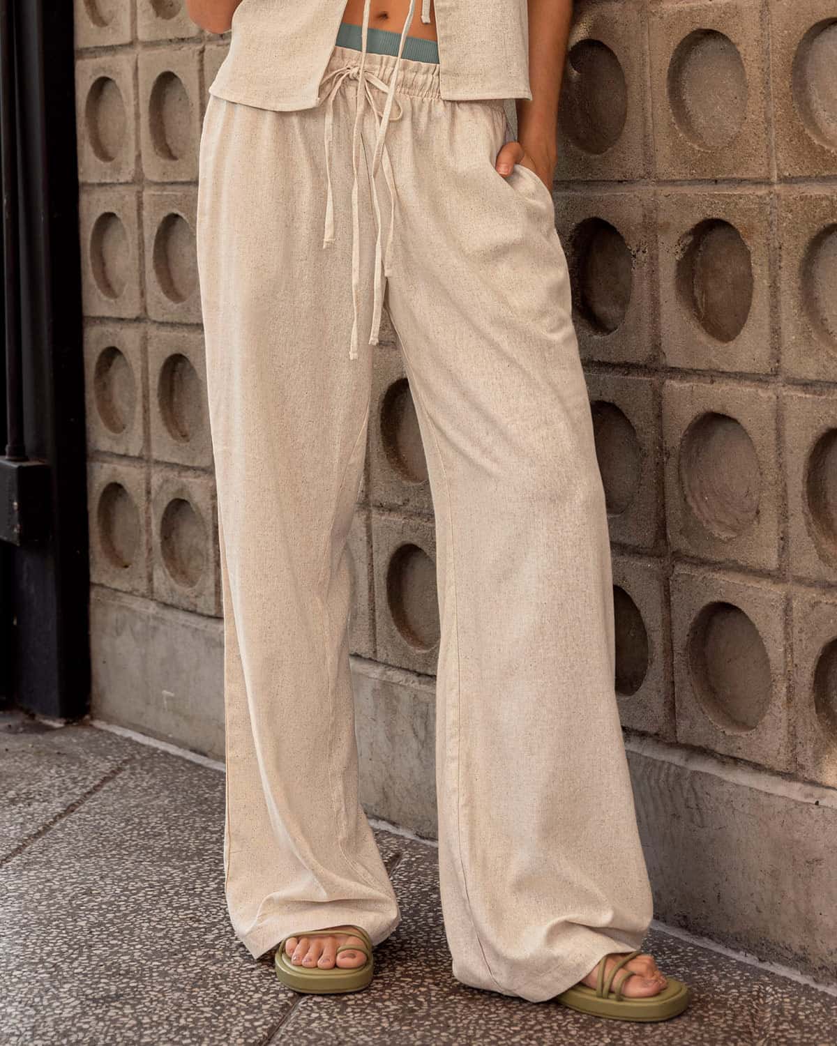 Pantalón bota recta en tela tipo lino grueso