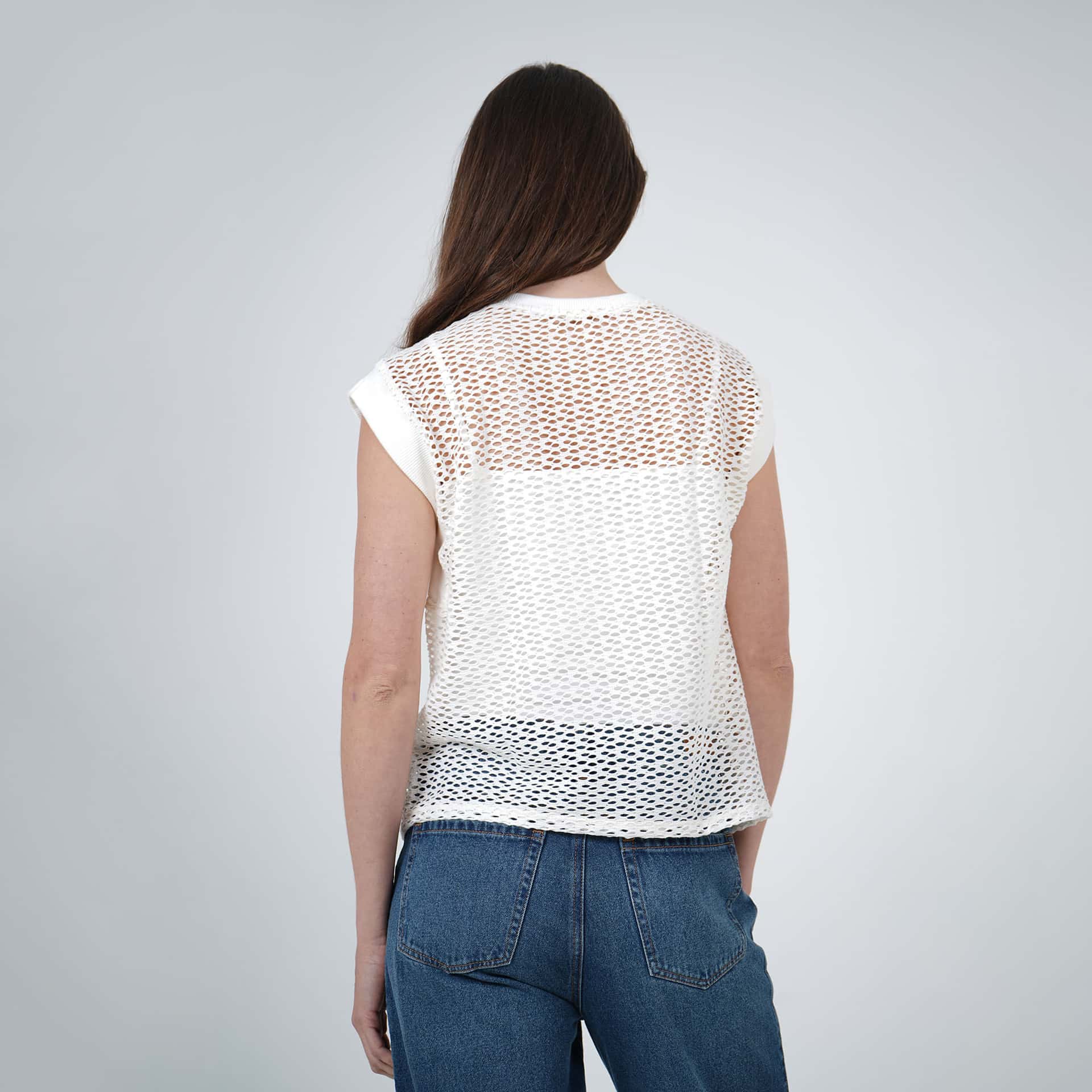 Camiseta en malla cuello redondo manga sisa con top interno