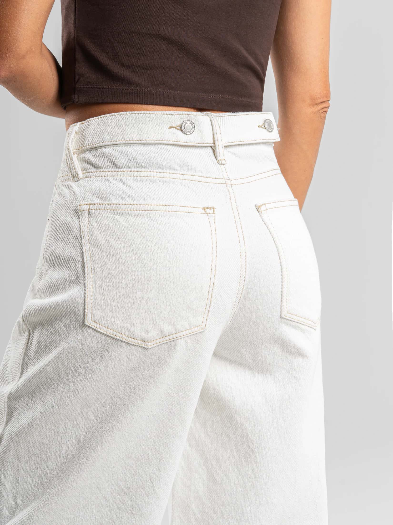 Ref: 0620545 Pantalón baggy, rígido, tiro alto, detalle en pretina y bota, tono ivory - miniatura 2