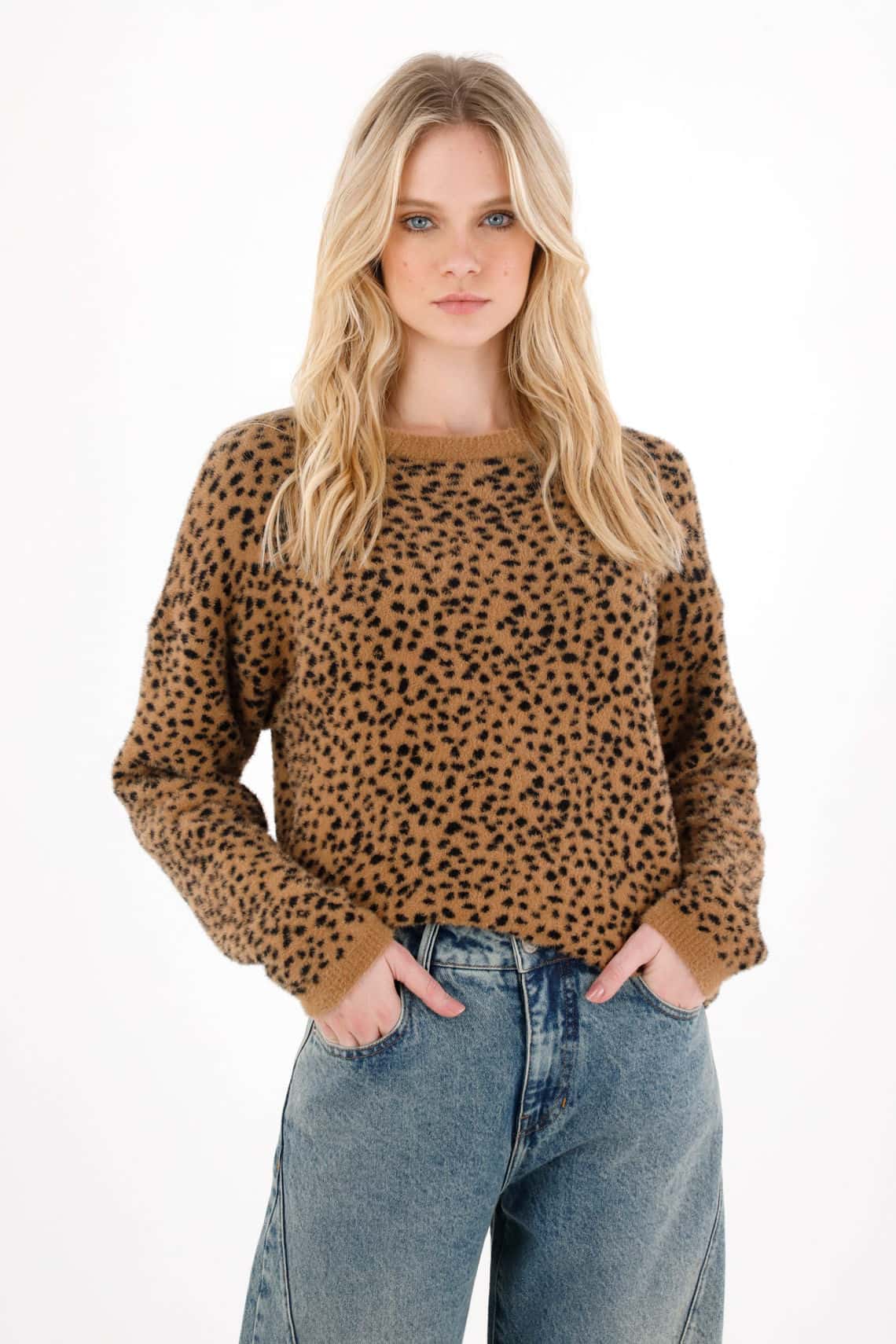 Buzo tejido afelpado animal print con diseño limpio para mujer