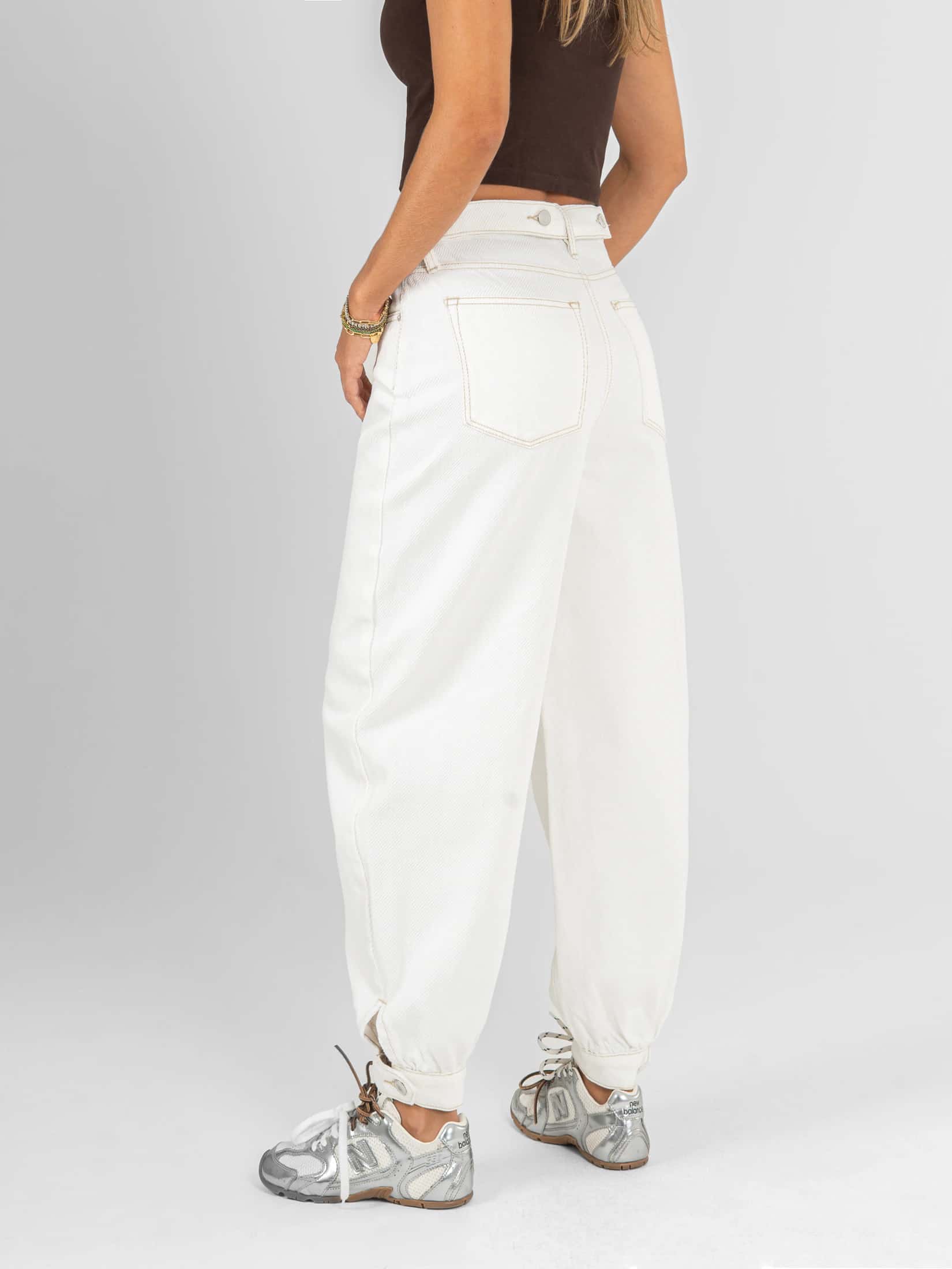 Ref: 0620545 Pantalón baggy, rígido, tiro alto, detalle en pretina y bota, tono ivory - miniatura 5