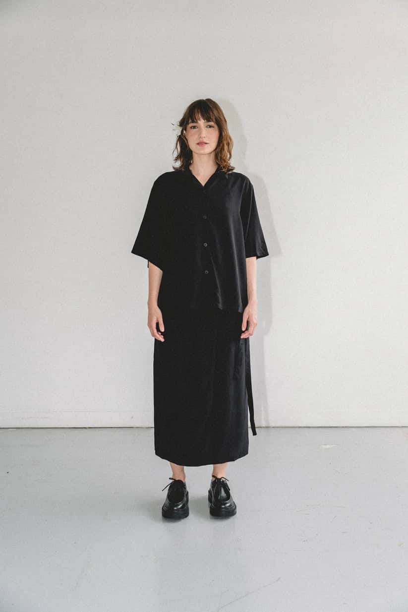 CAMISA TODA NEGRA- UNISEX - miniatura 2