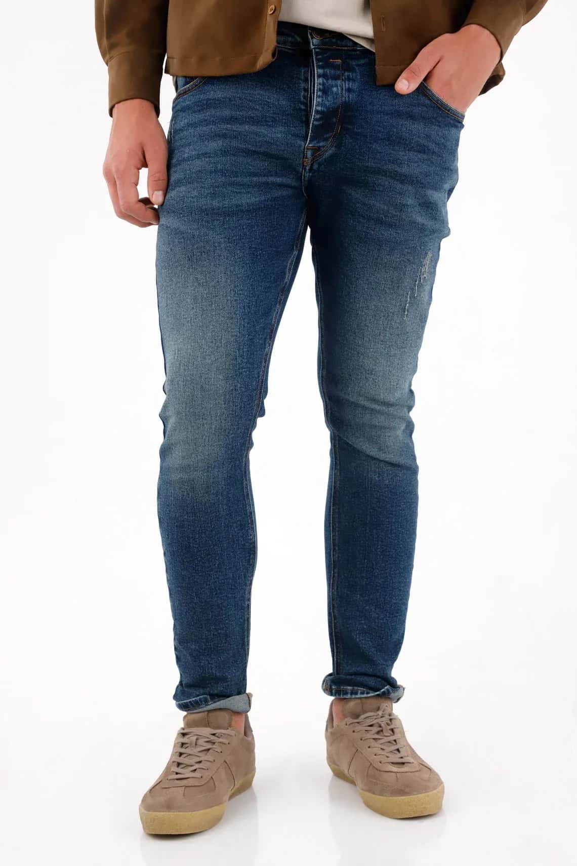 Jean skinny con lavado medio y desgaste suave en denim azul para hombre