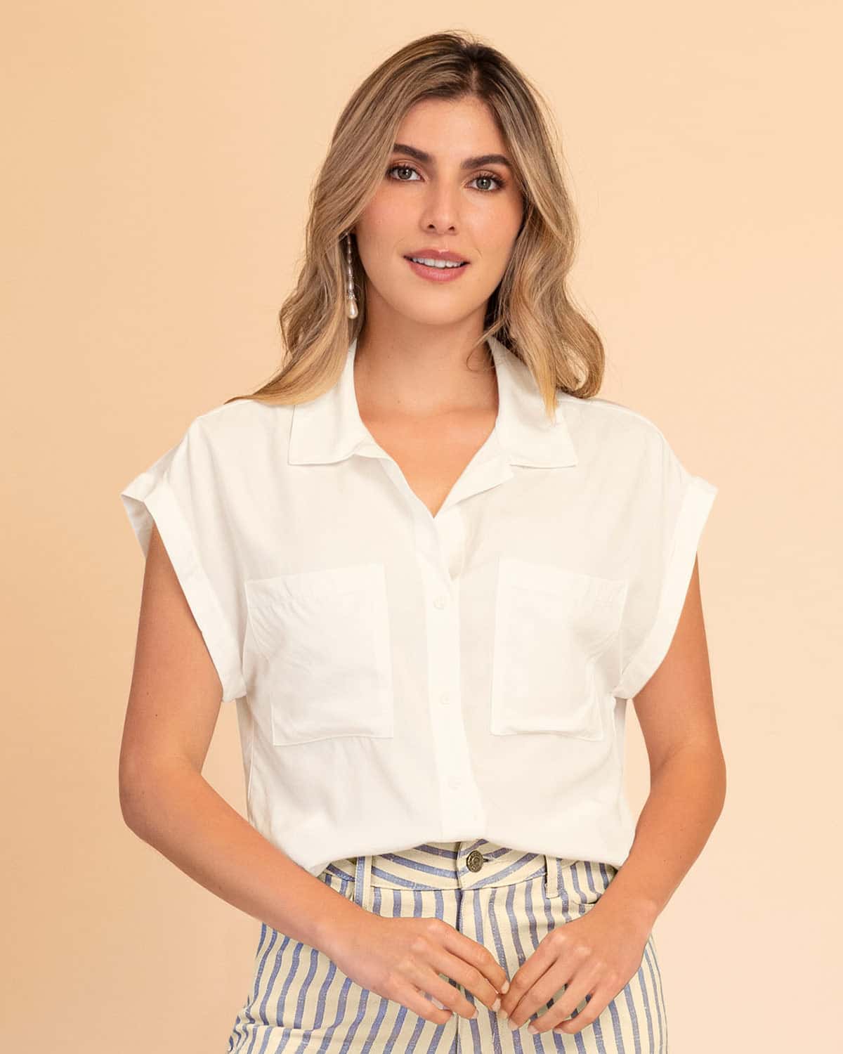 Blusa manga corta con bolsillos en frente