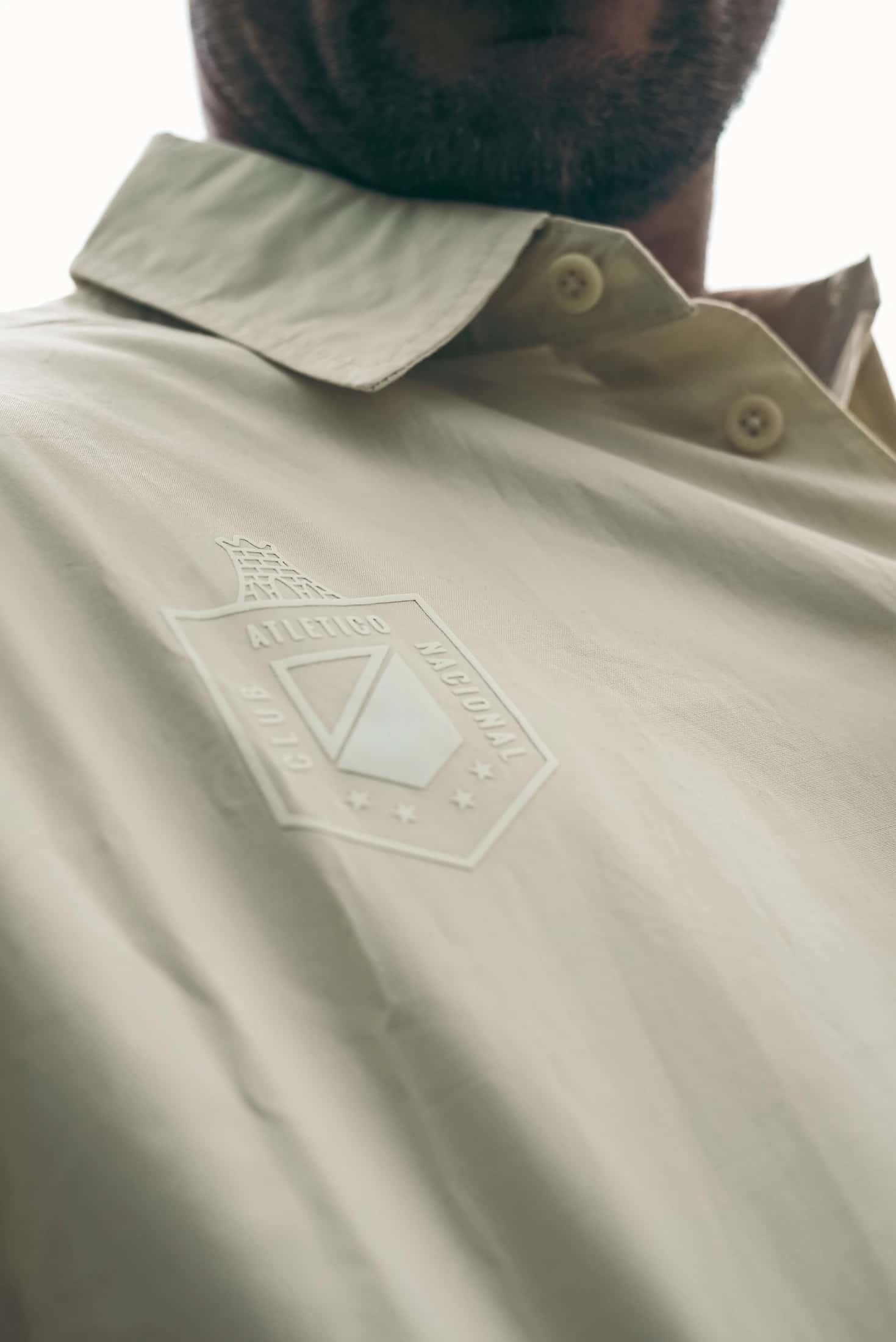 CAMISA BEIGE NIKE HOMBRE - miniatura 5