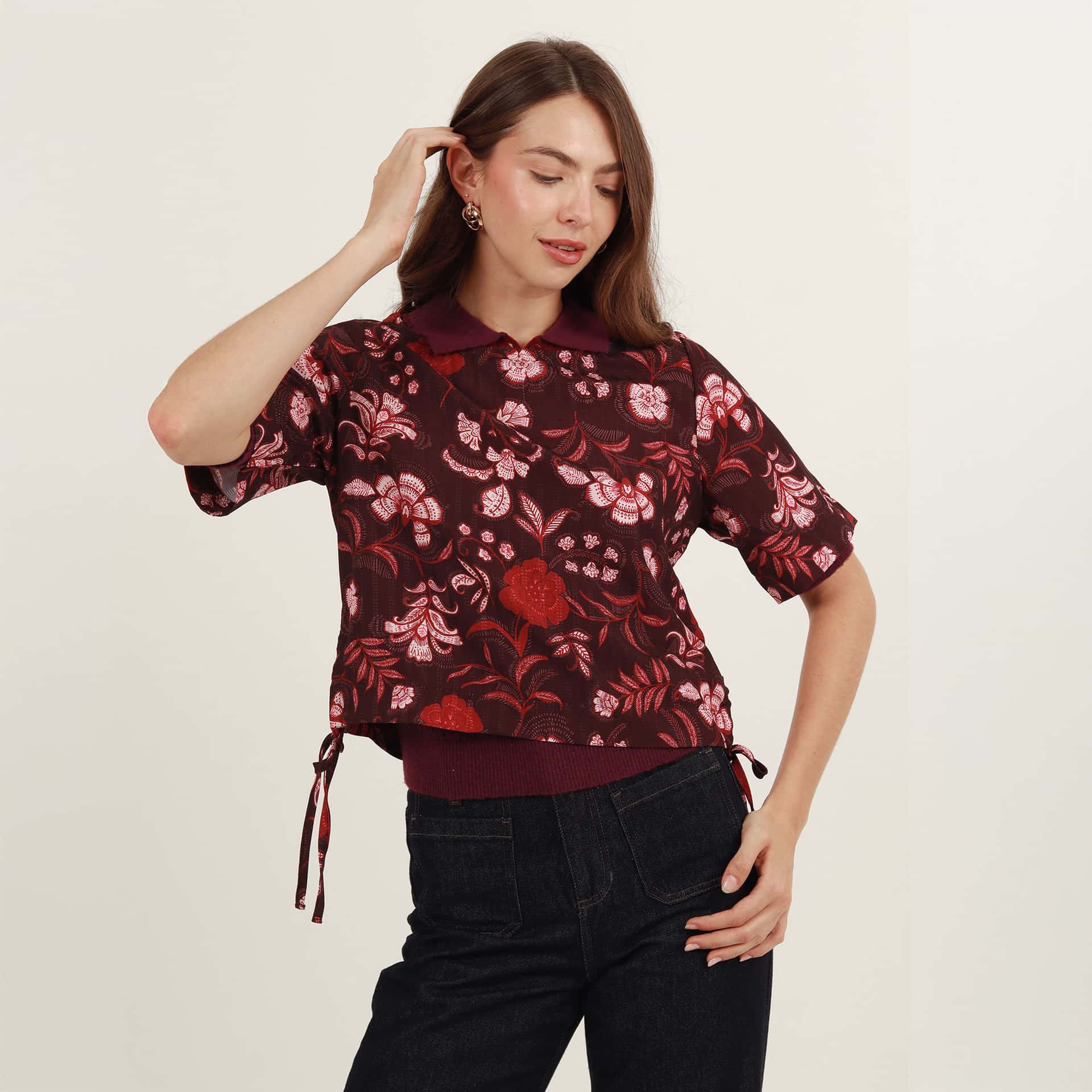 Blusa estampada escote ojal manga corta con lazos en costados - miniatura 4