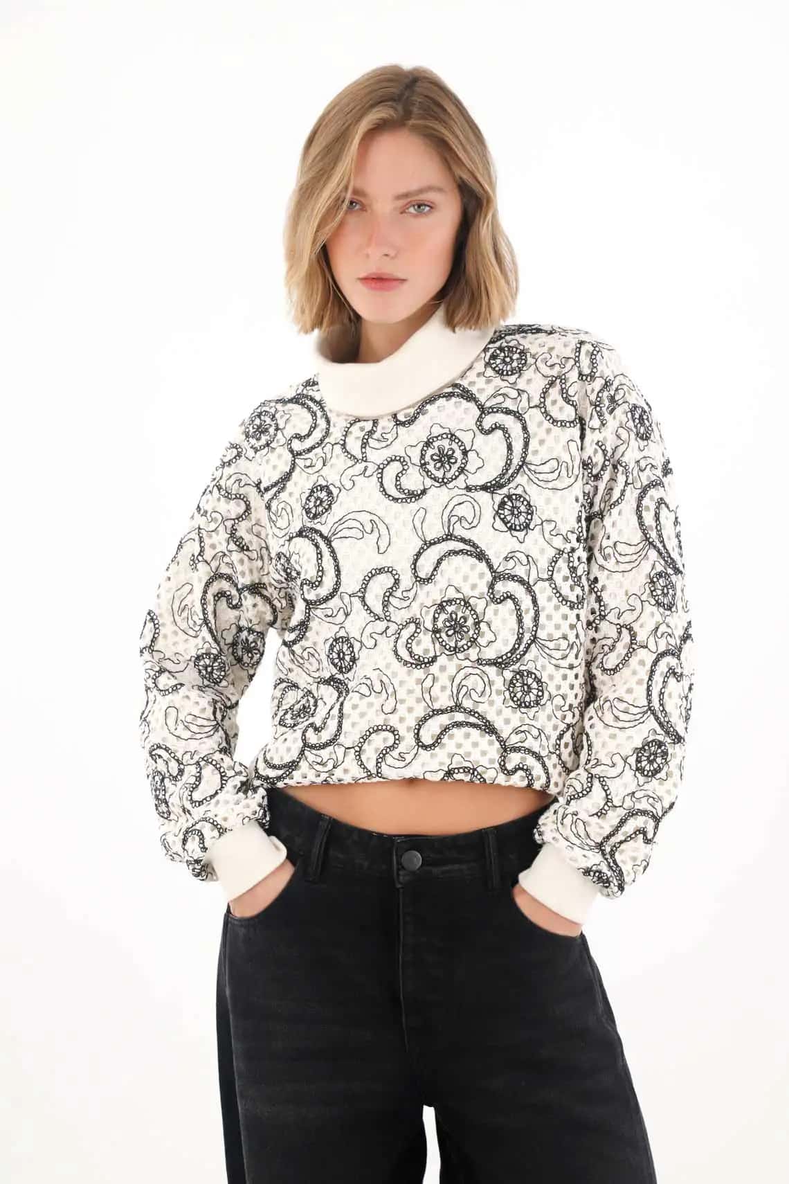 Buzo bordado con diseño paisley para mujer