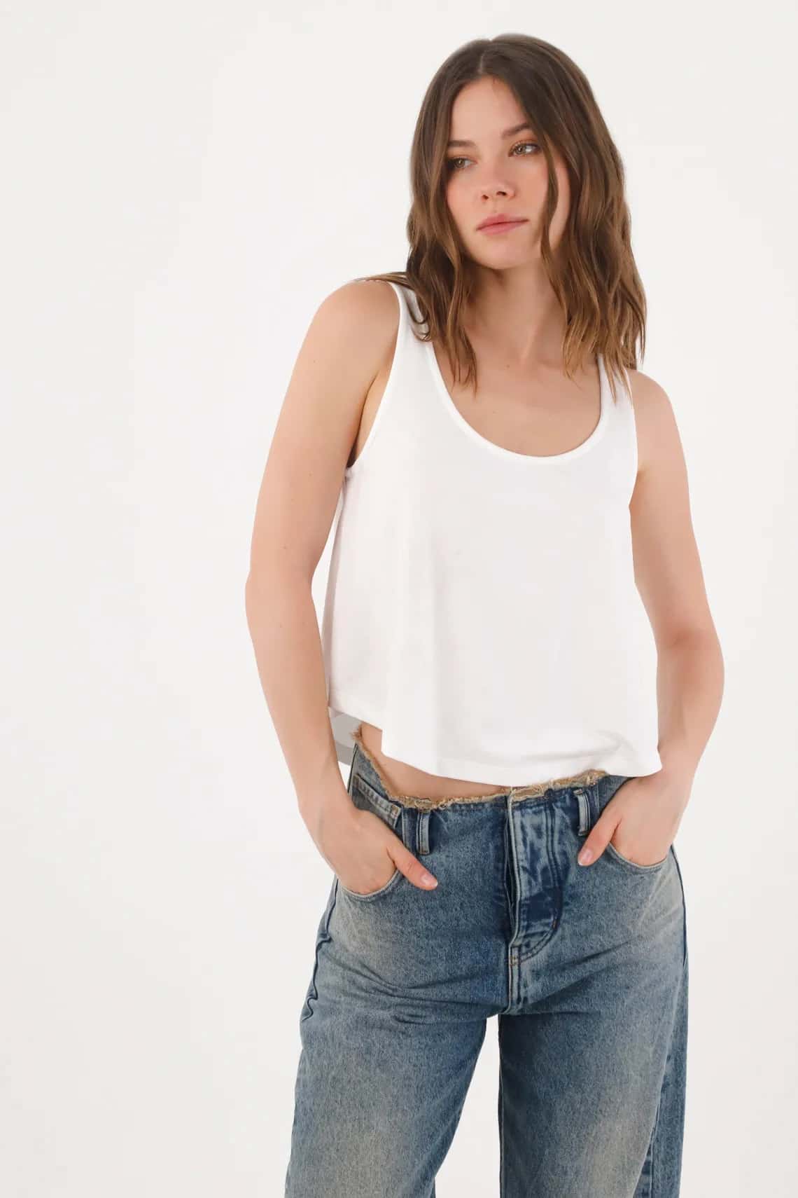 Camiseta sin mangas fit relajado corta en algodón blanco para mujer