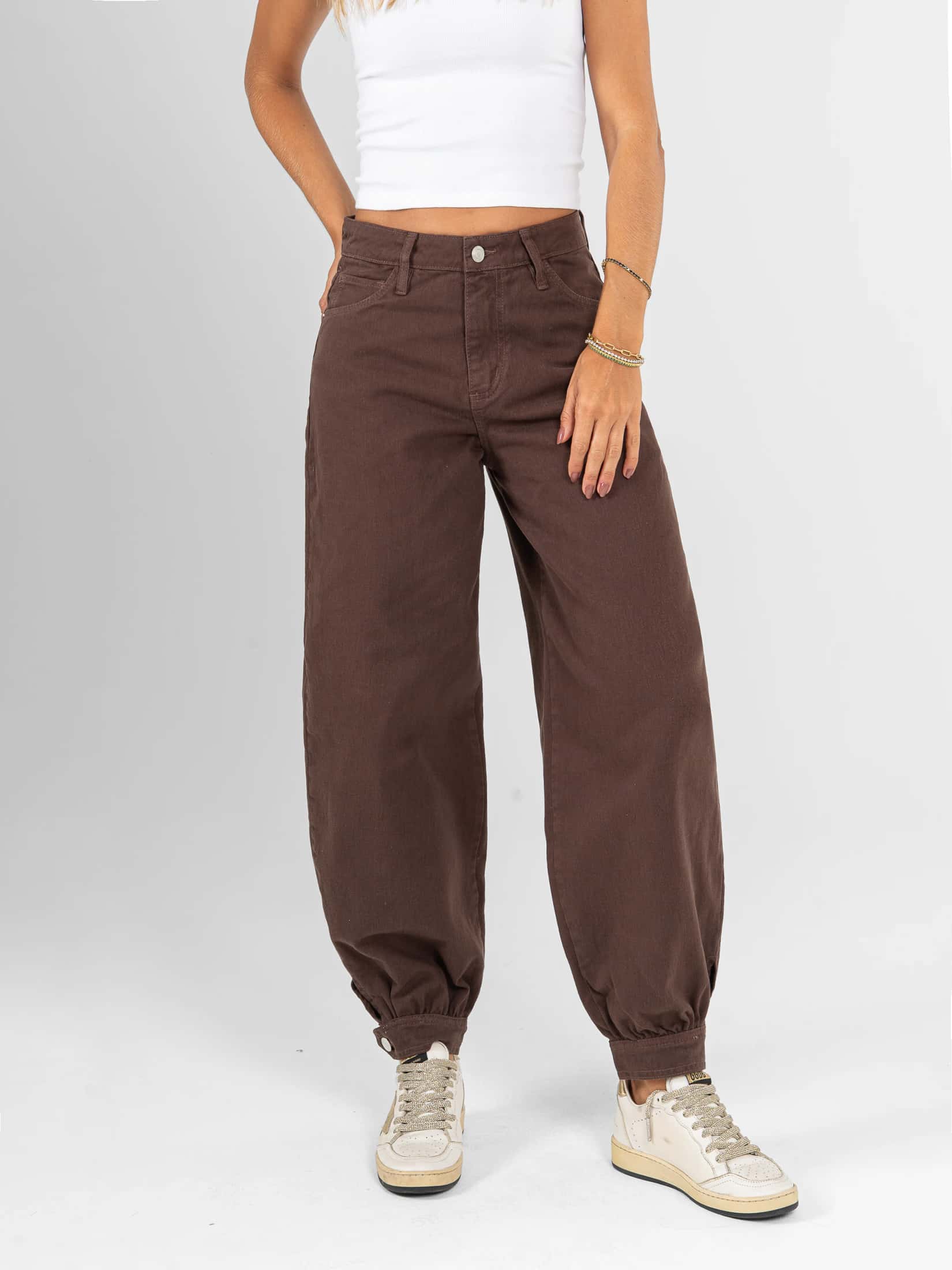 Ref: 0620522 Pantalón baggy cropped, detalle en bota y pretina, rígido, tiro alto, tono cafe.
