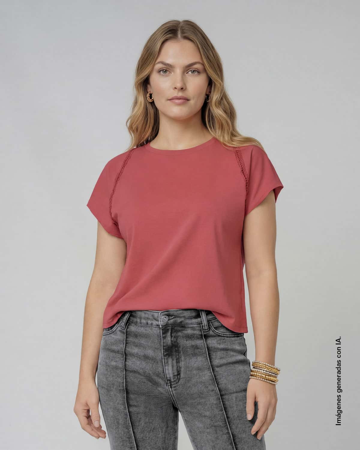 Camiseta con detalle guipure en mangas