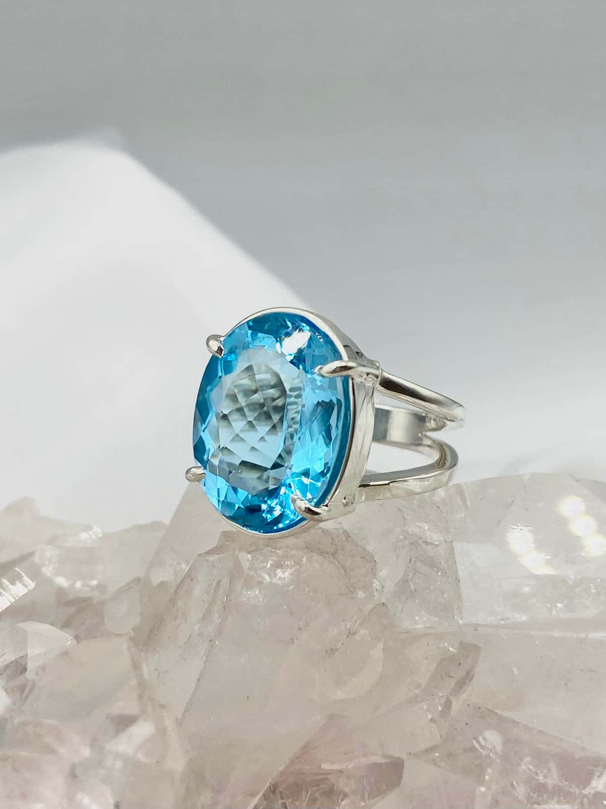 Anillo Topacio Azul Redondo Grande