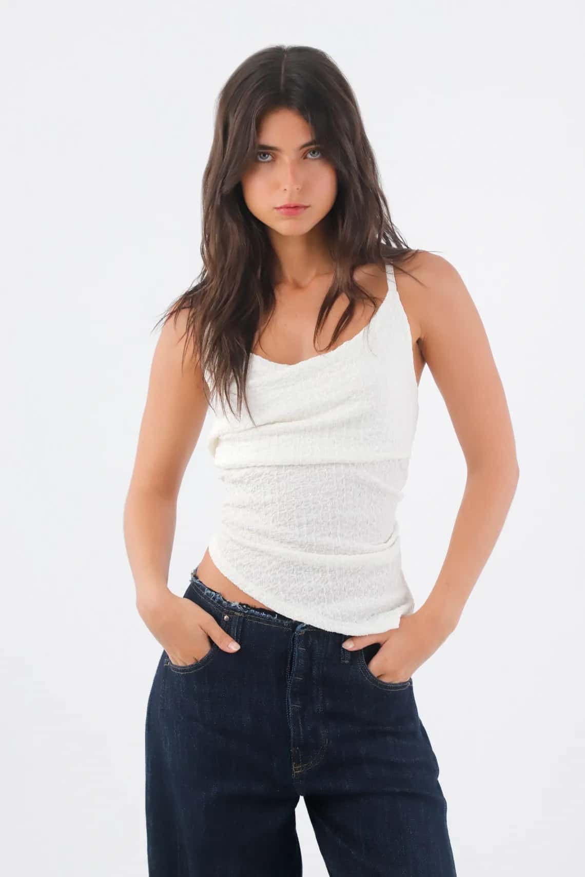 Camiseta para mujer crudo fit ceñido con textura arrugada