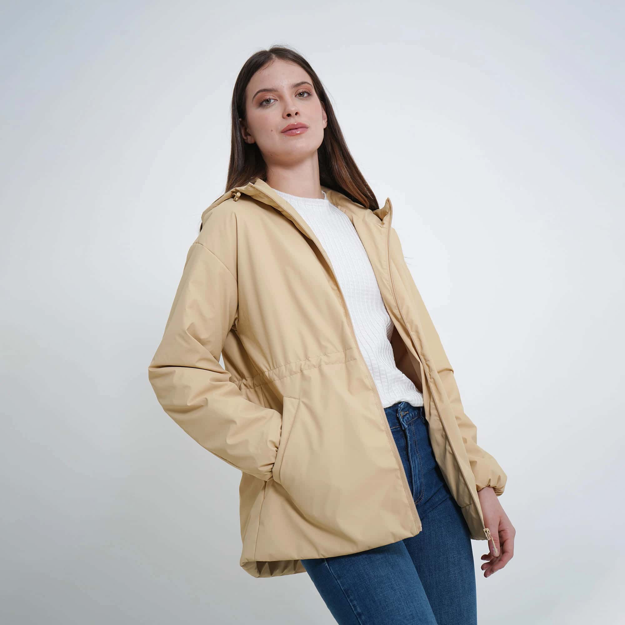 Chaqueta acolchada con capucha y ajuste en cintura