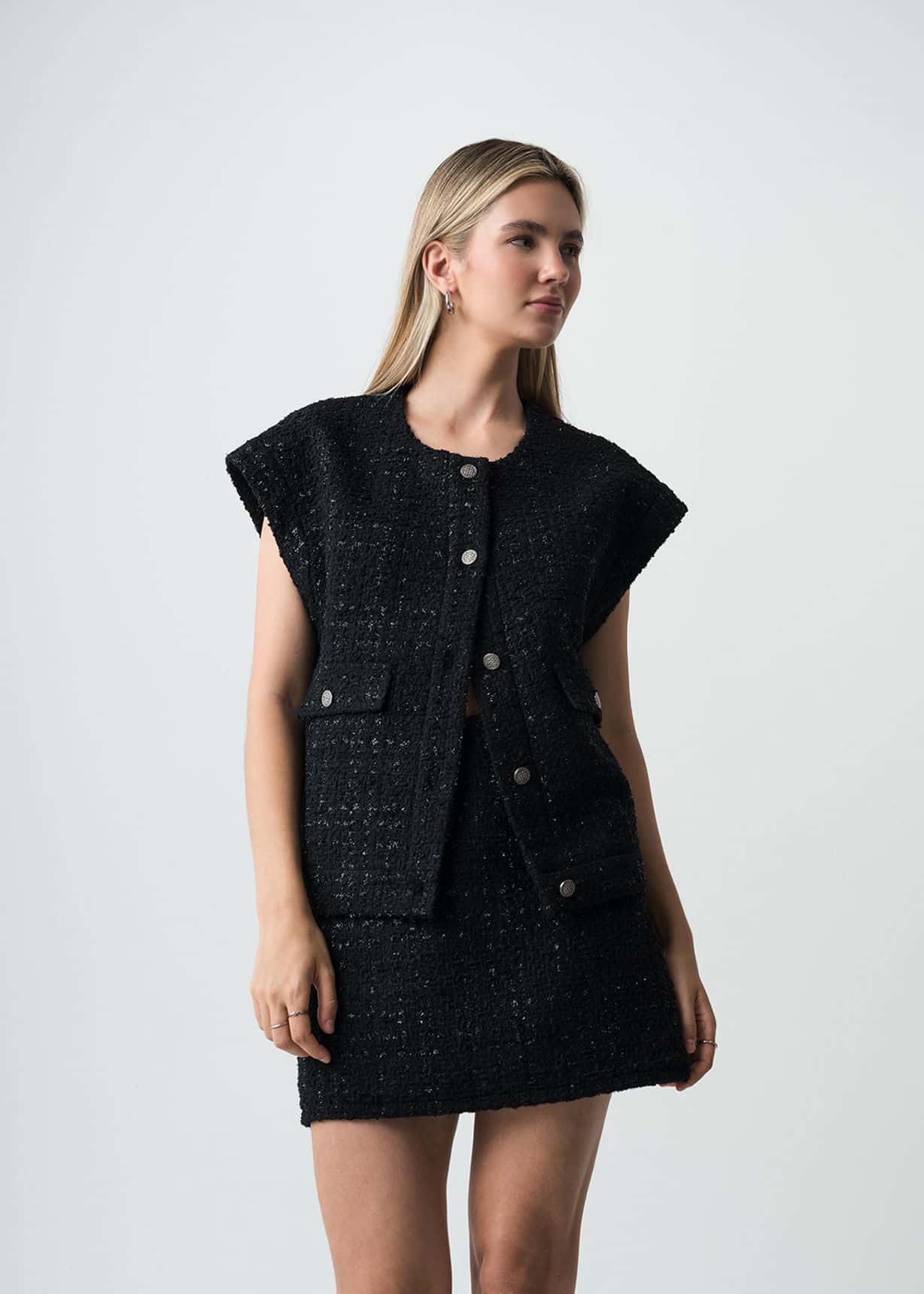 Chaleco elegante con detalles brillantes
