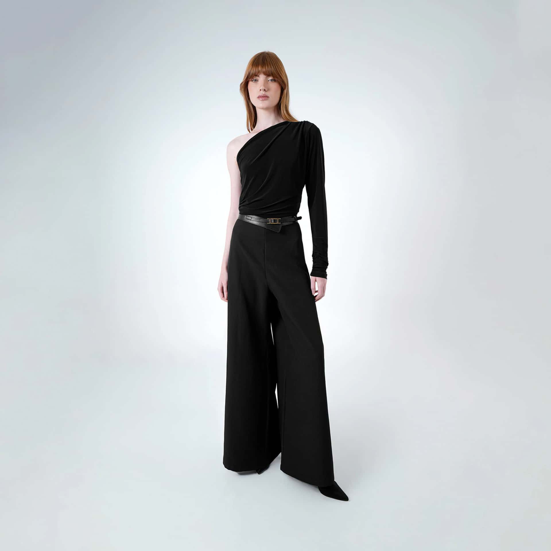 Vestido enterizo largo cuello asimétrico elegante