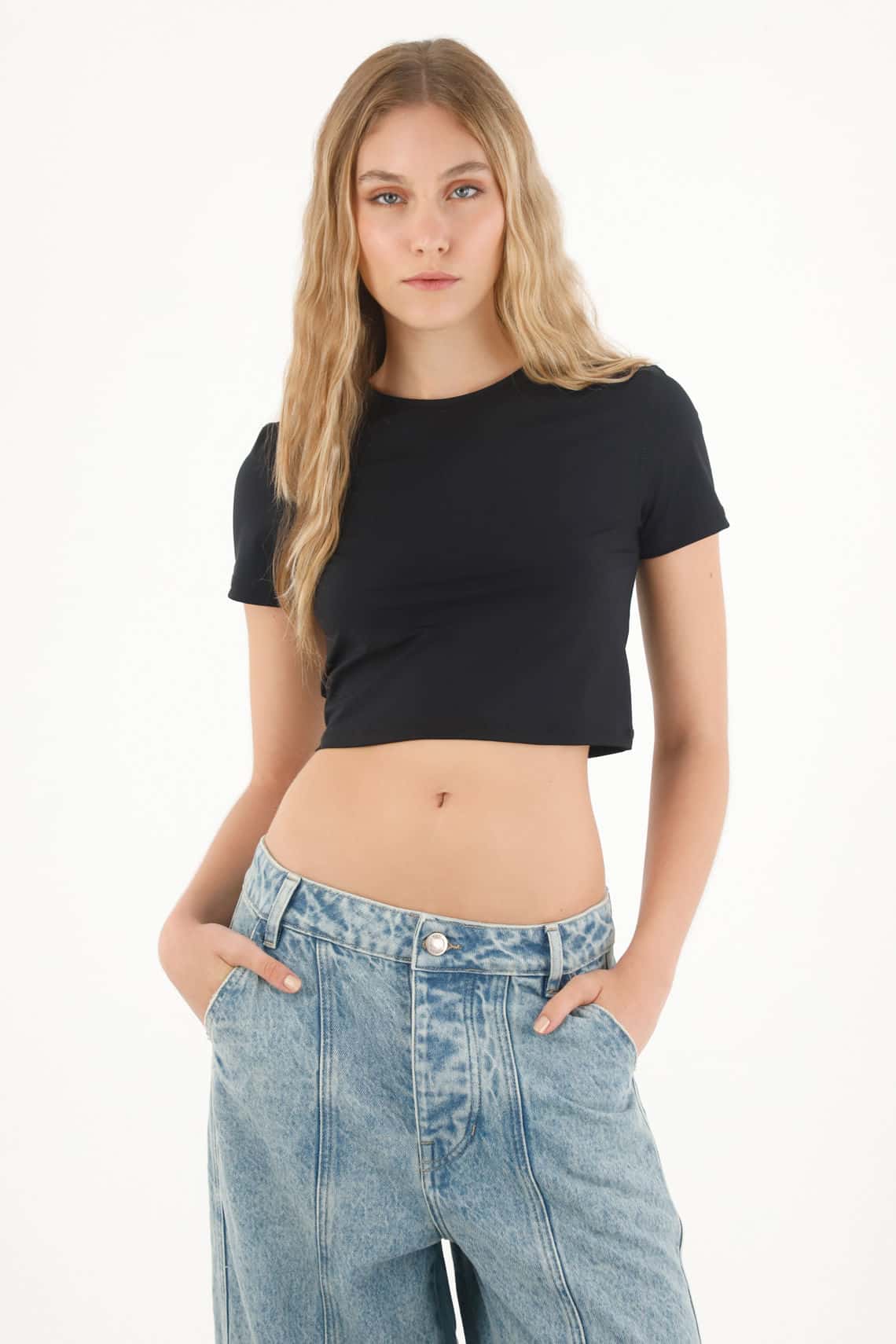 Camiseta manga corta de largo crop negra para mujer