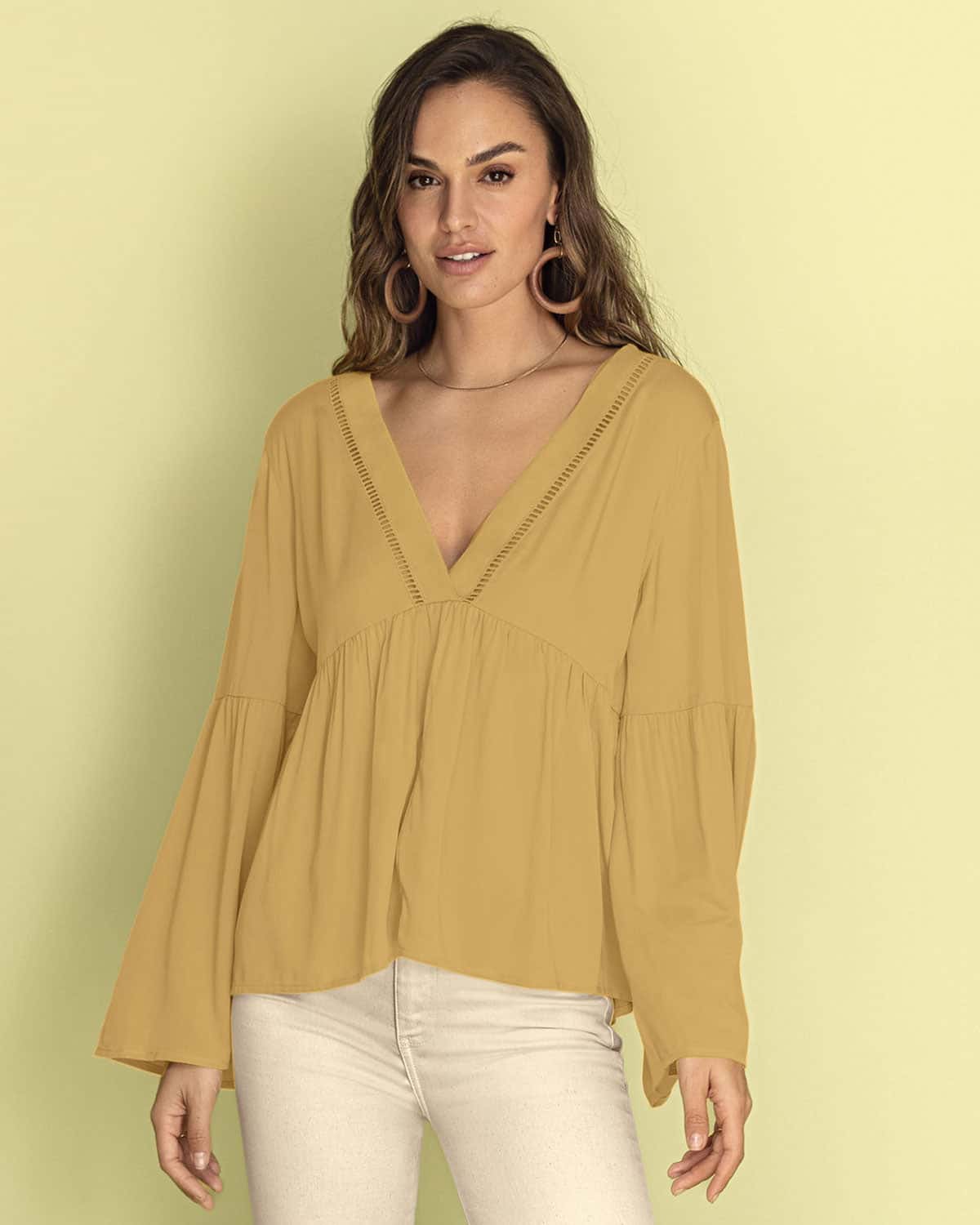 Blusa escote en V con aplique de escalerilla