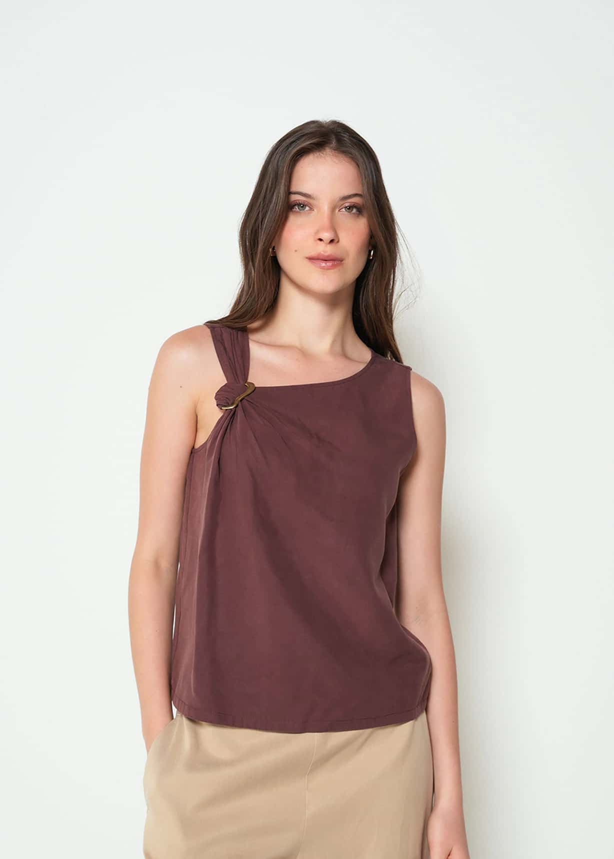 Camisa de escote asimétrico