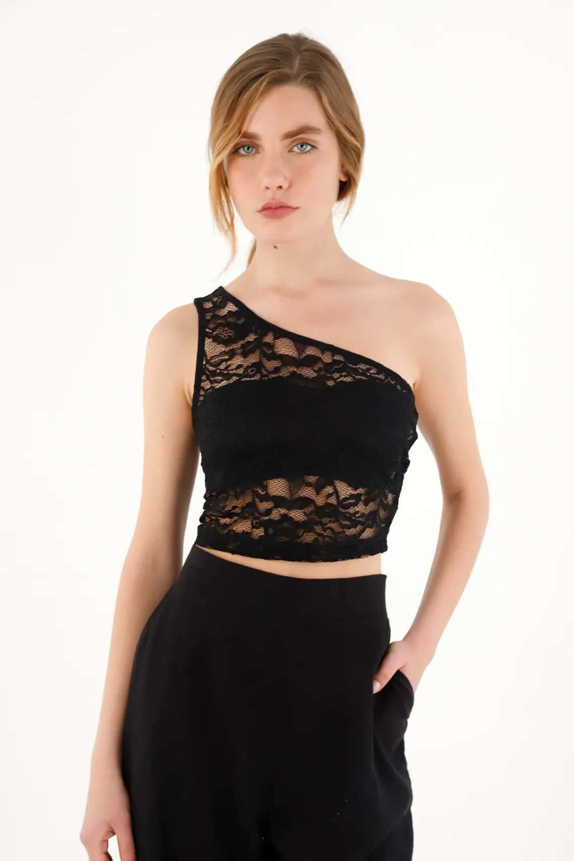 Crop top negro tejido de un solo hombro para mujer