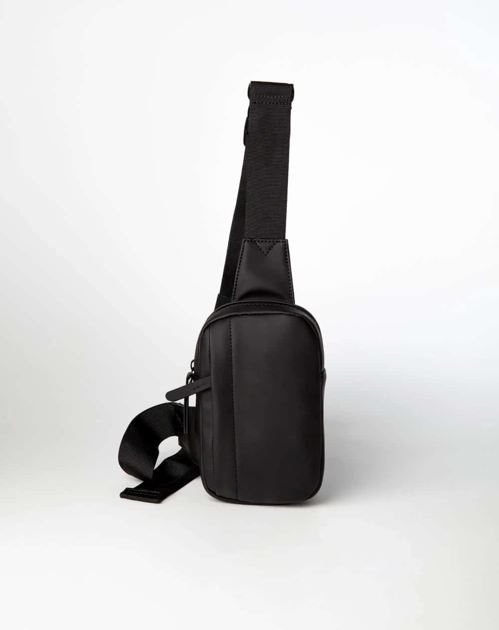 Bolso cruzado tipo sling bag negro hombre