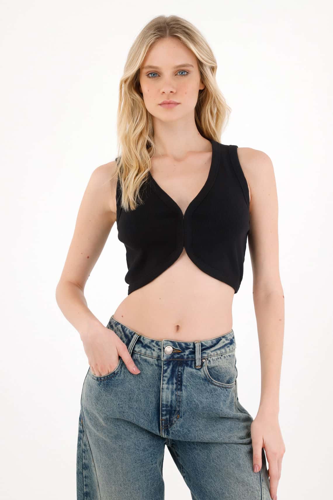 Camiseta en rib con ajuste de broches negra para mujer