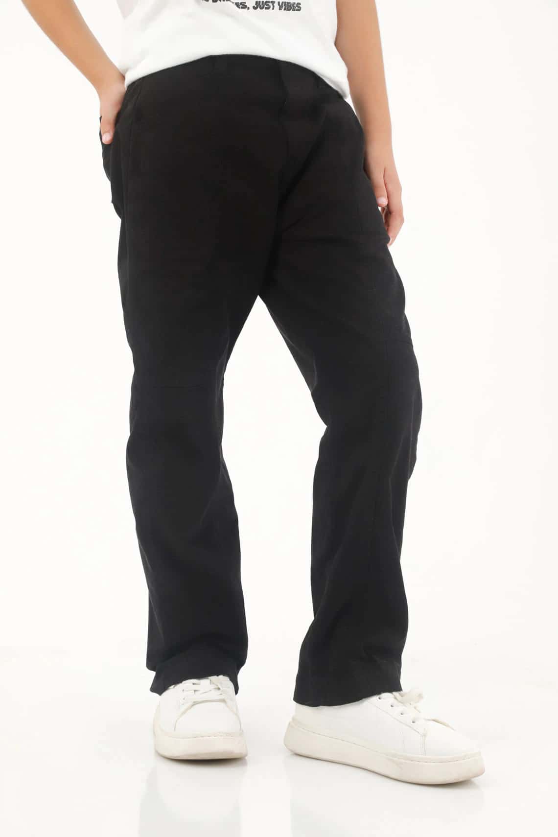 Pantalón Recto con bolsillos de parche negro para niño