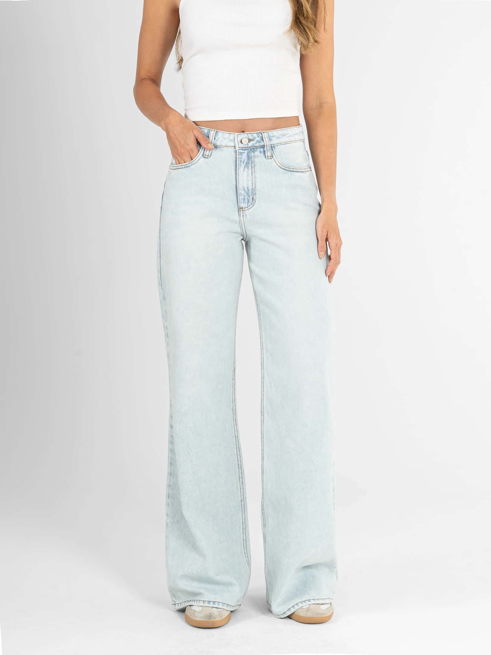 Ref: 066613 Jean mom flare, rígido, tiro alto, diseño cinco bolsillo, tono azul claro