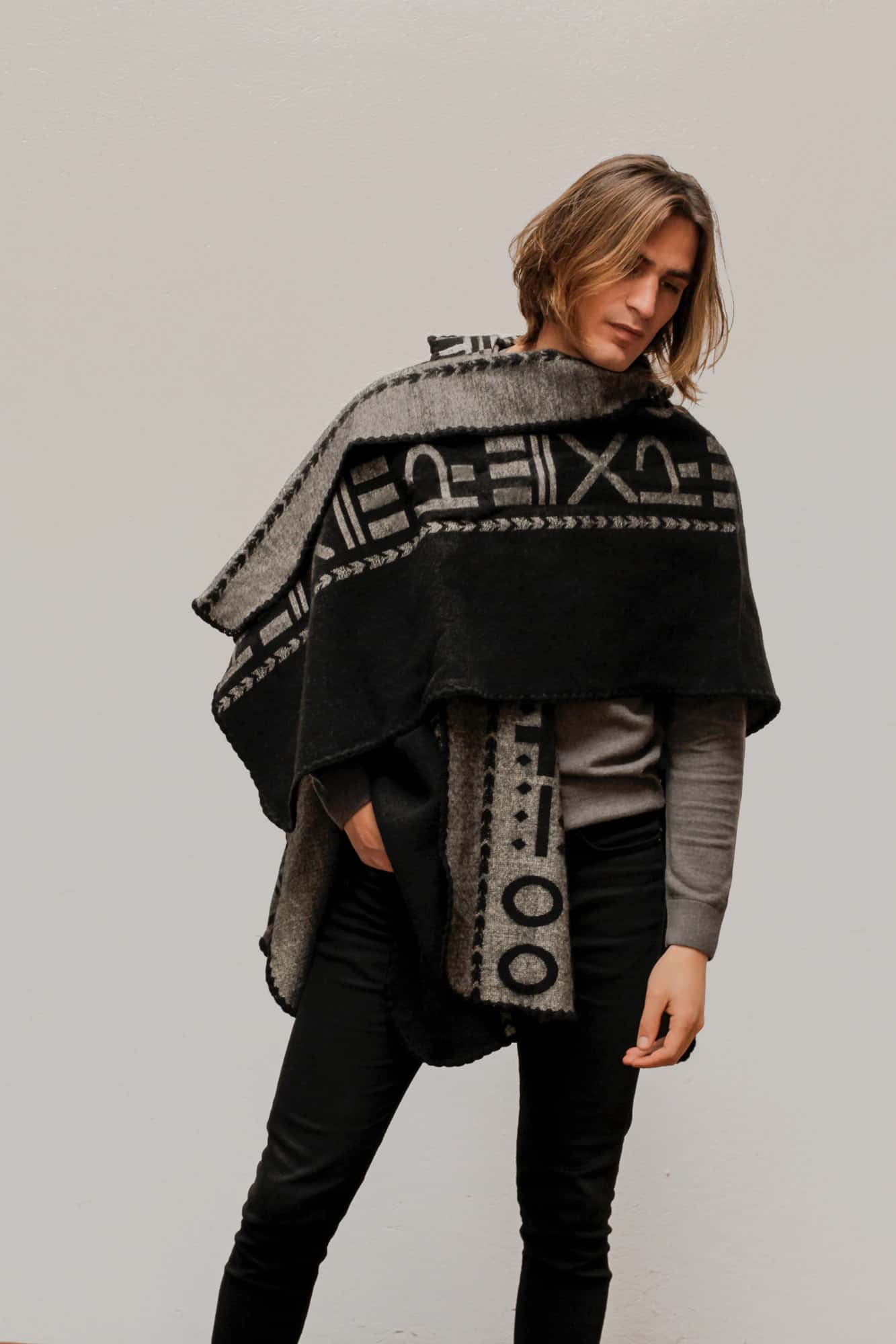 Poncho XO Negro, con Capota - miniatura 2