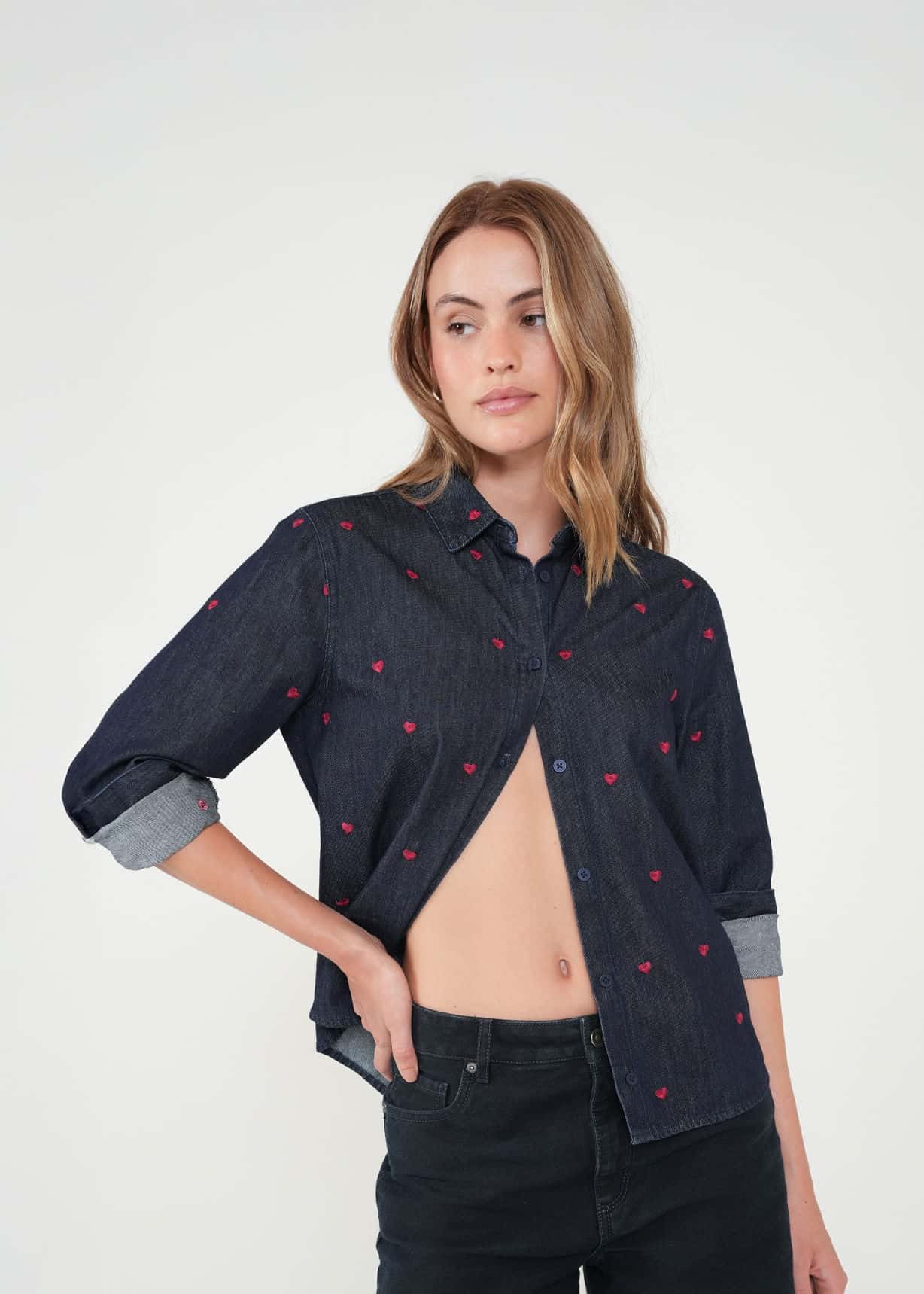 Camisa con mini corazones