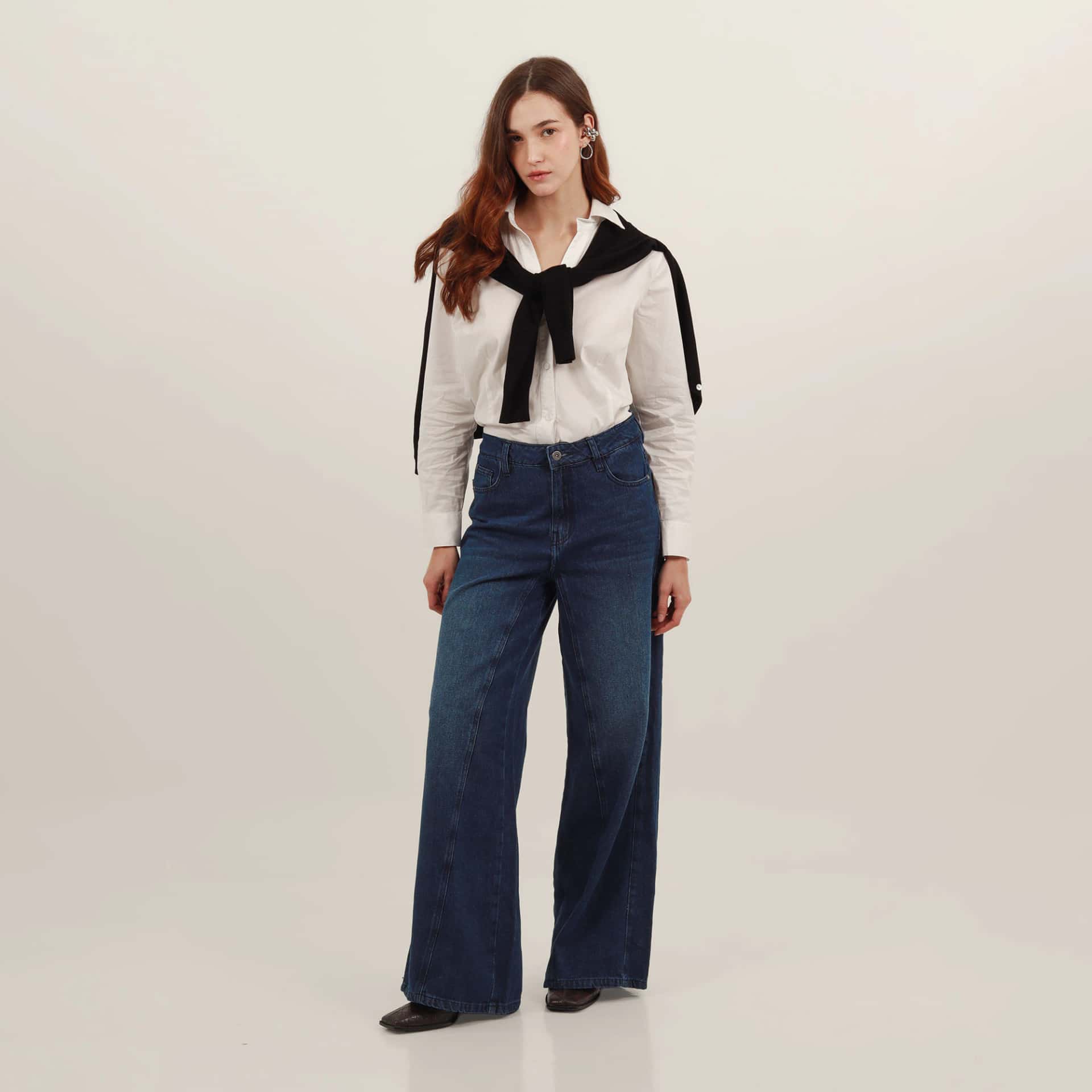 Jean bota flare con bordado y cortes