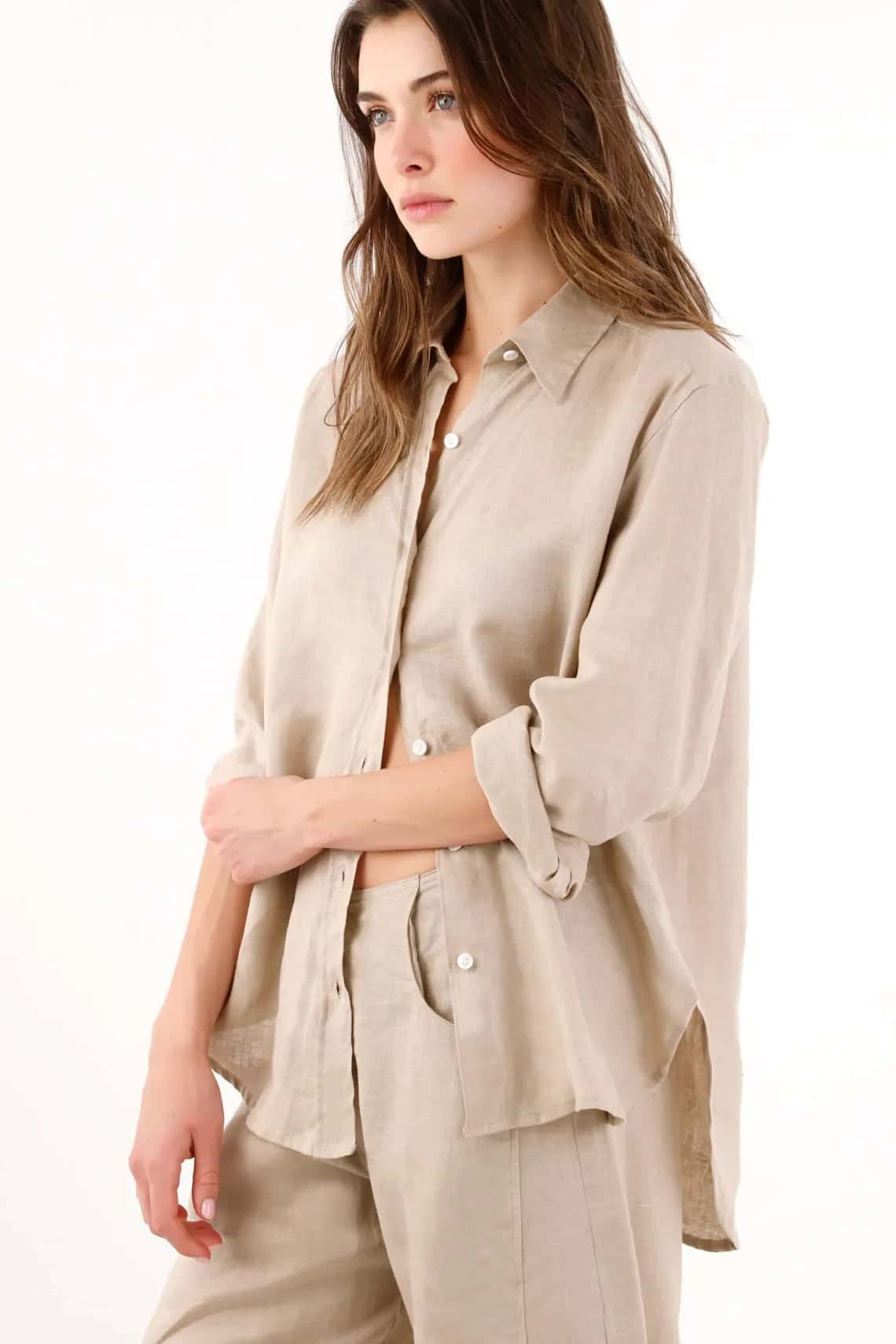 Camisa  de lino beige fit recto con bajo redondeado para mujer