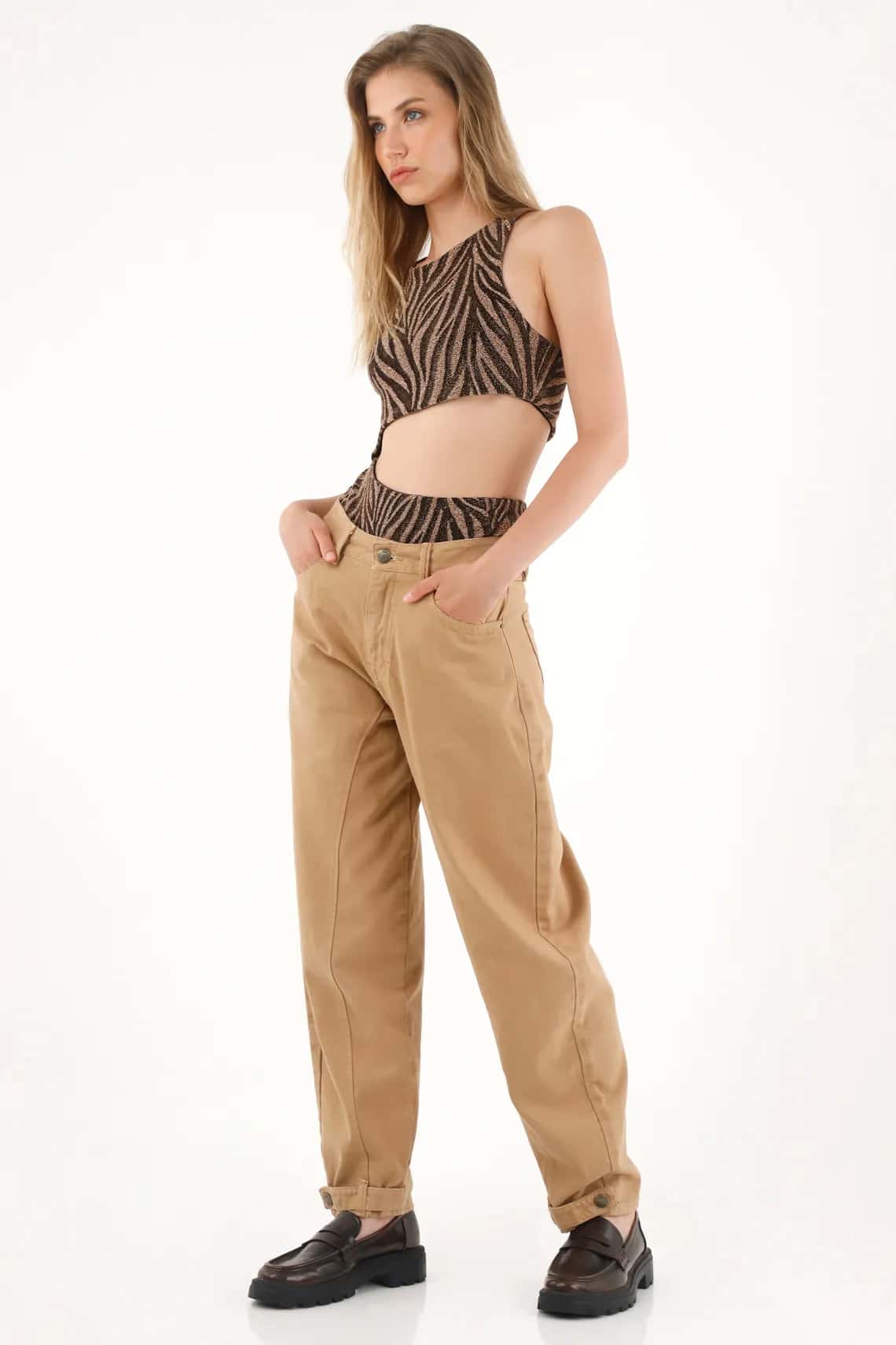 Pantalón Horseshoe café con charreteras en bota para mujer