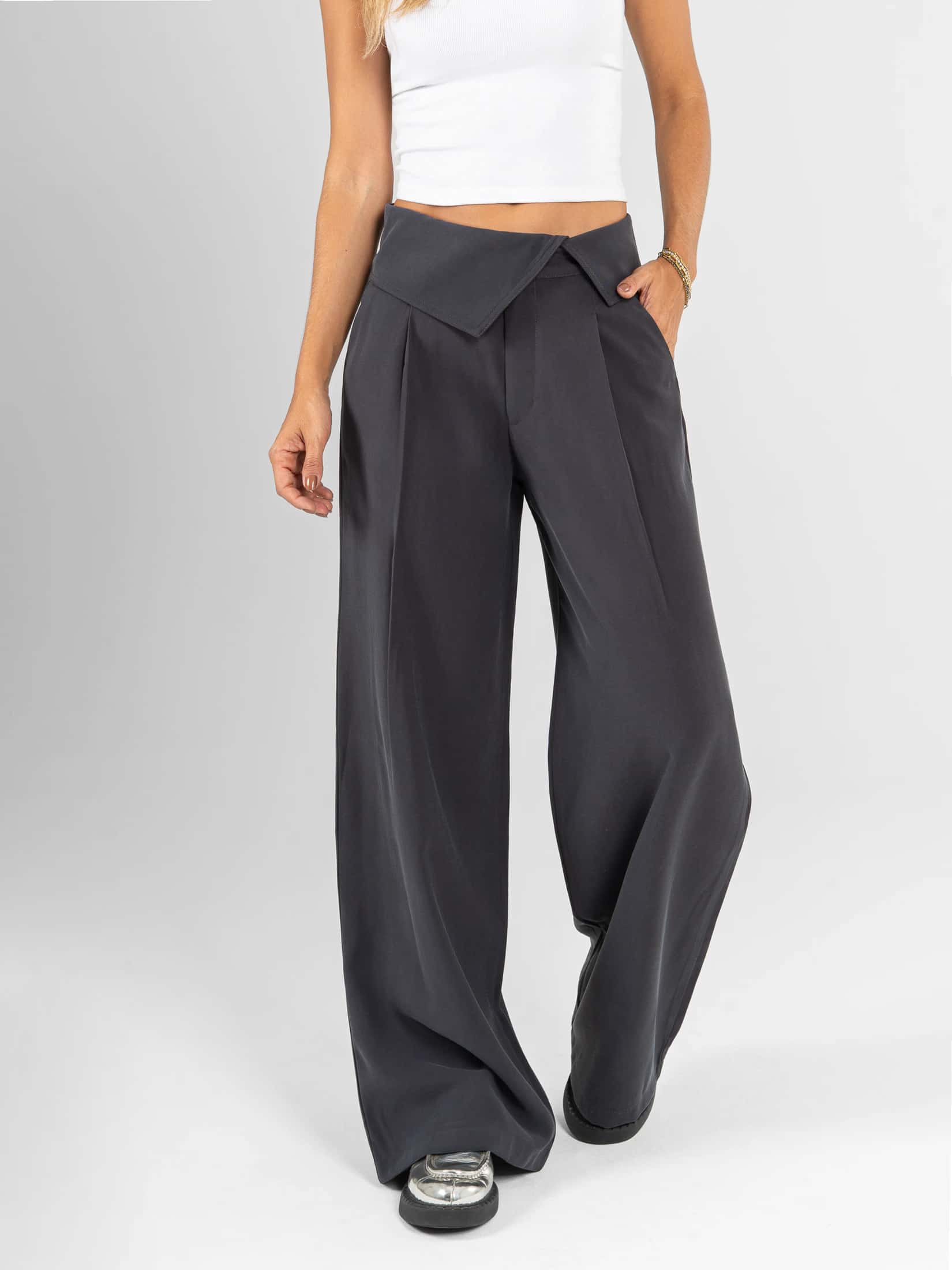 Ref: 0620470 Pantalón mom flare, detalle en pretina, tejido plano liviano, tiro alto, tono gris oscuro. - miniatura 1