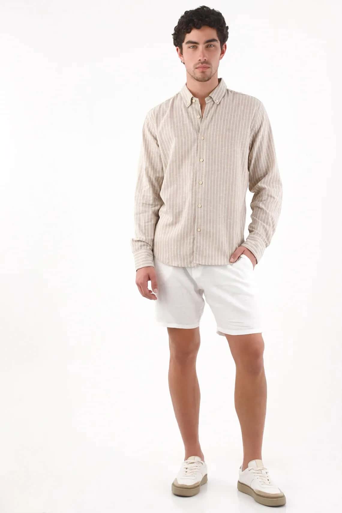 Camisa fit clásico con rayas verticales en lino beige para hombre