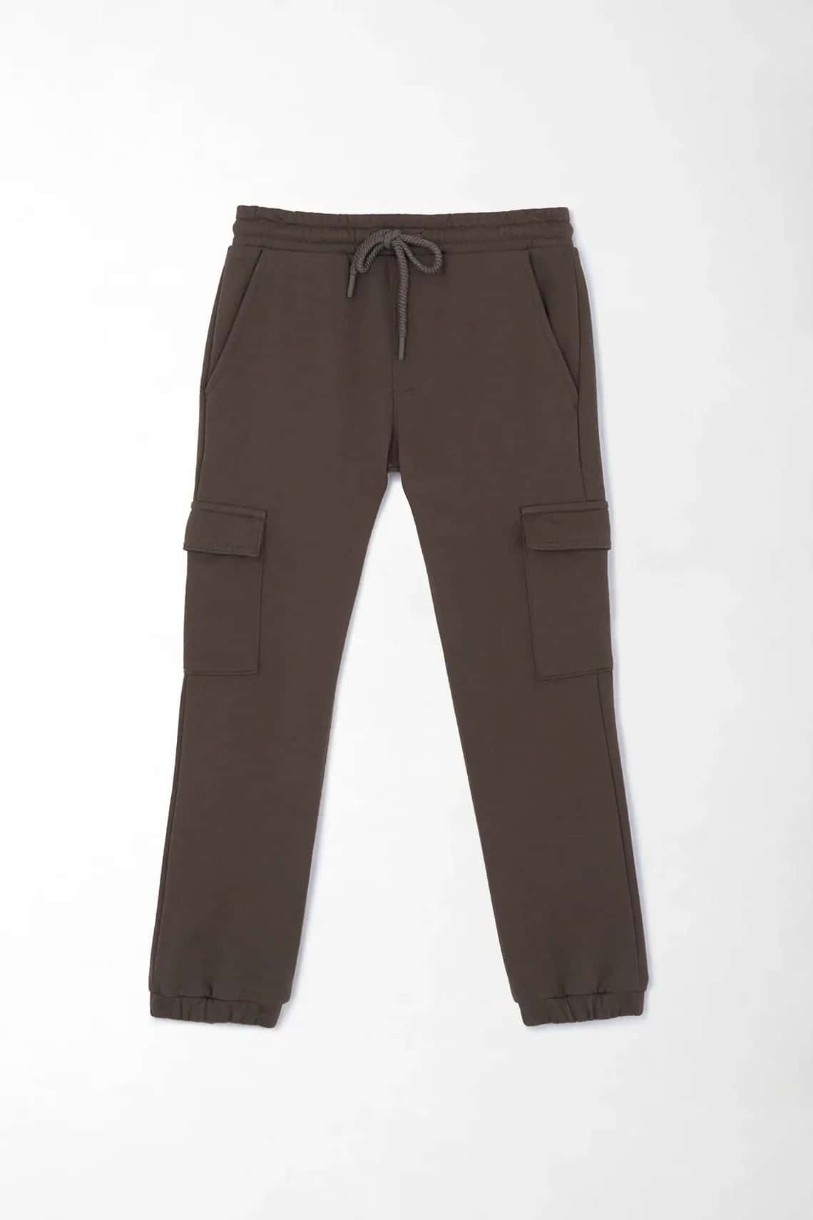 Pantalón jogger cargo con bolsillos laterales en color chocolate para niño