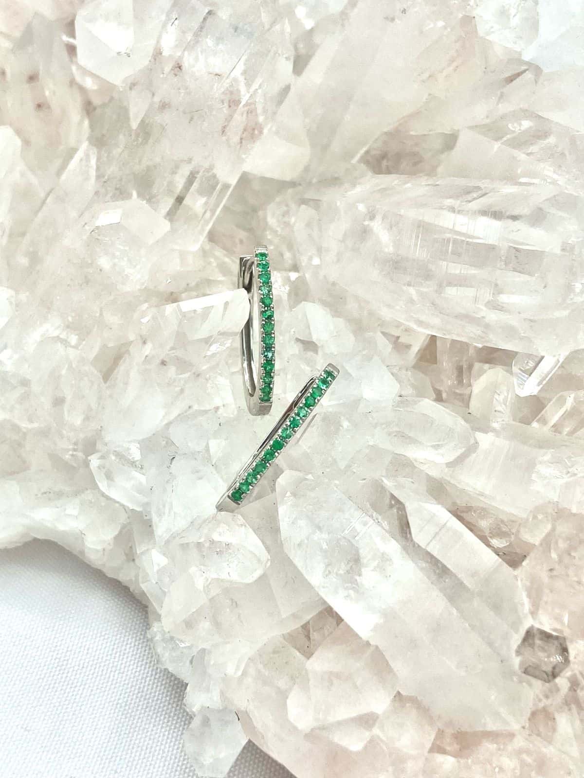 Aretes Esmeralda en Oro Blanco 18K estilo candonga Ovaladas medianas