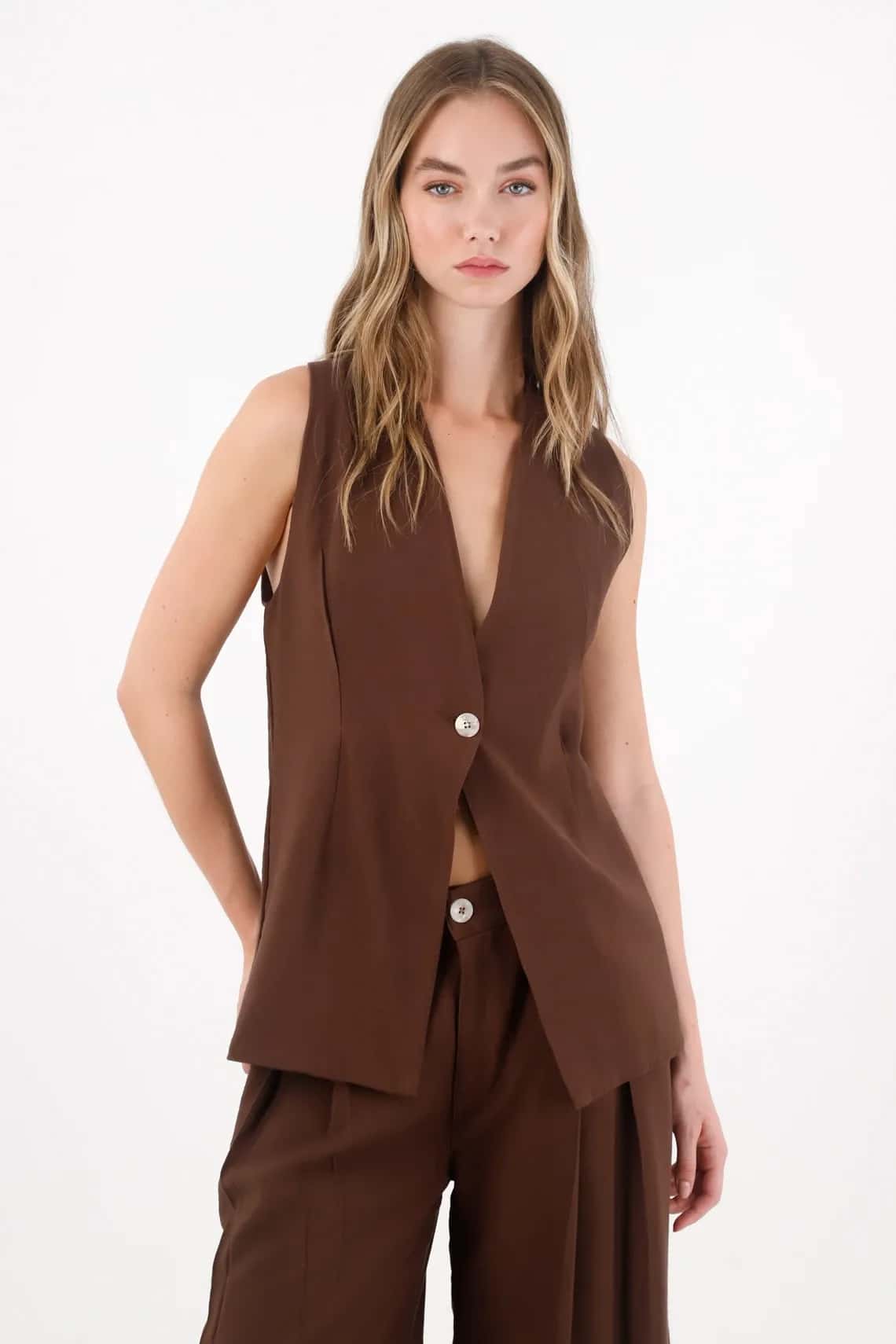 Chaleco largo con espalda cruzada café para mujer