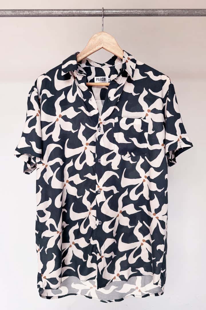 Camisa azul flores