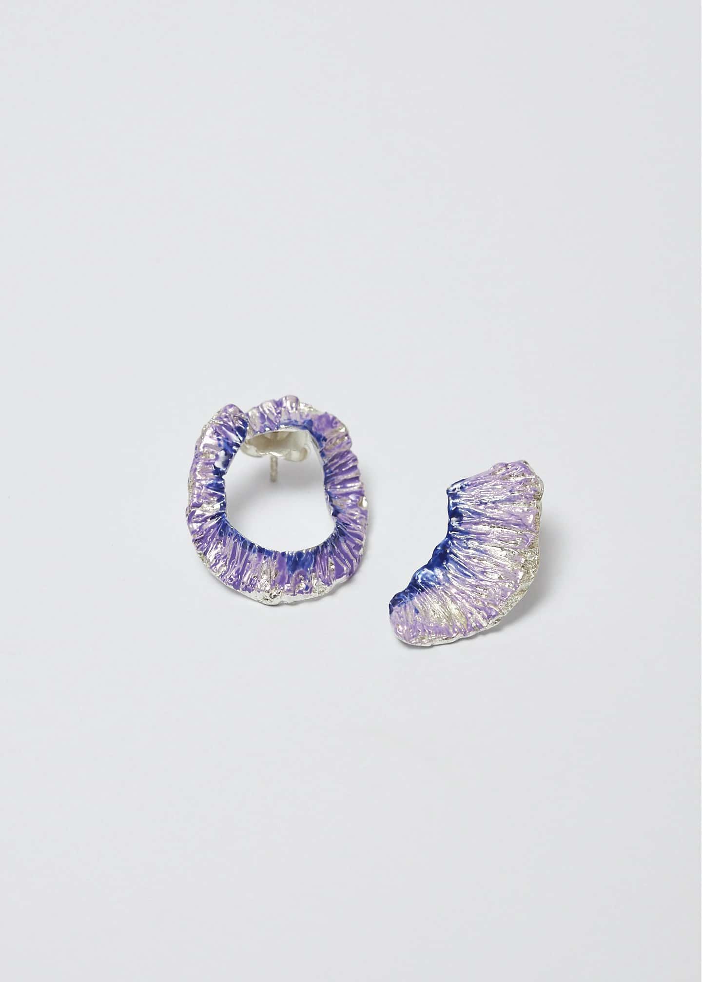 Aretes asimetricos viaje en la oscuridad