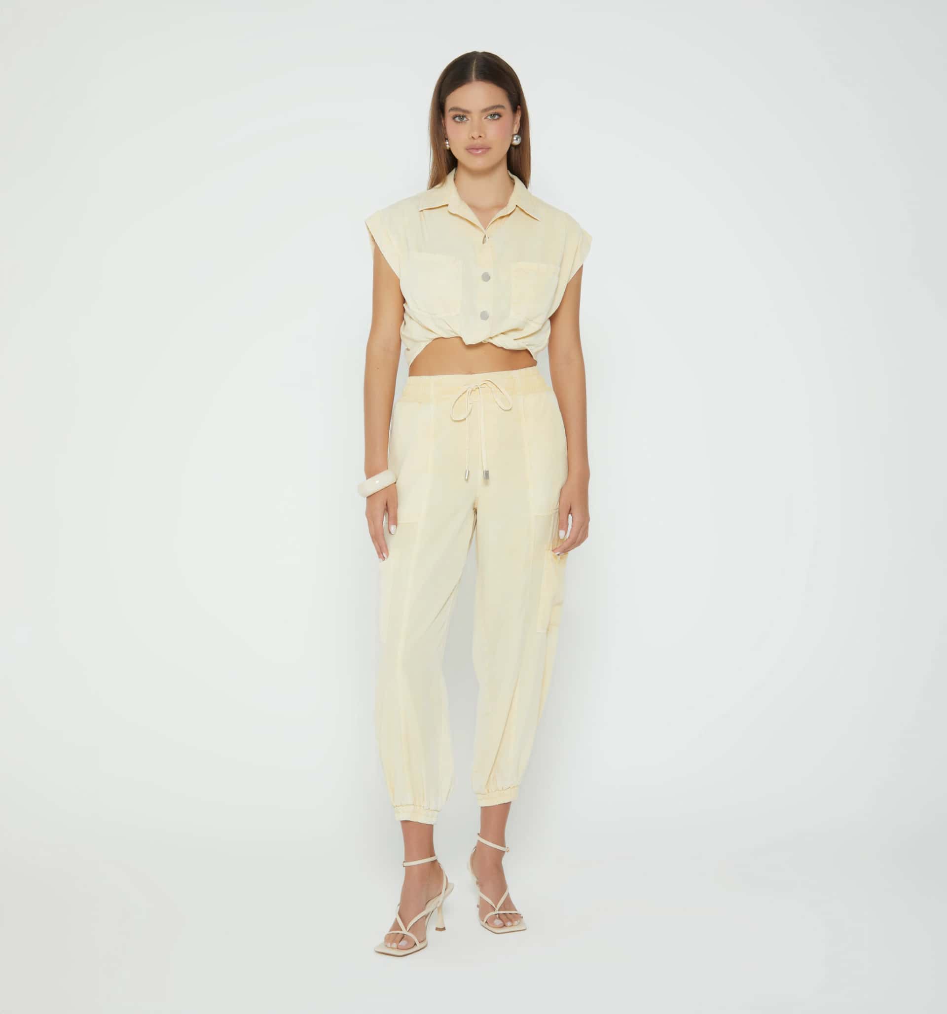 Jean jogger tiro alto con bolsillos