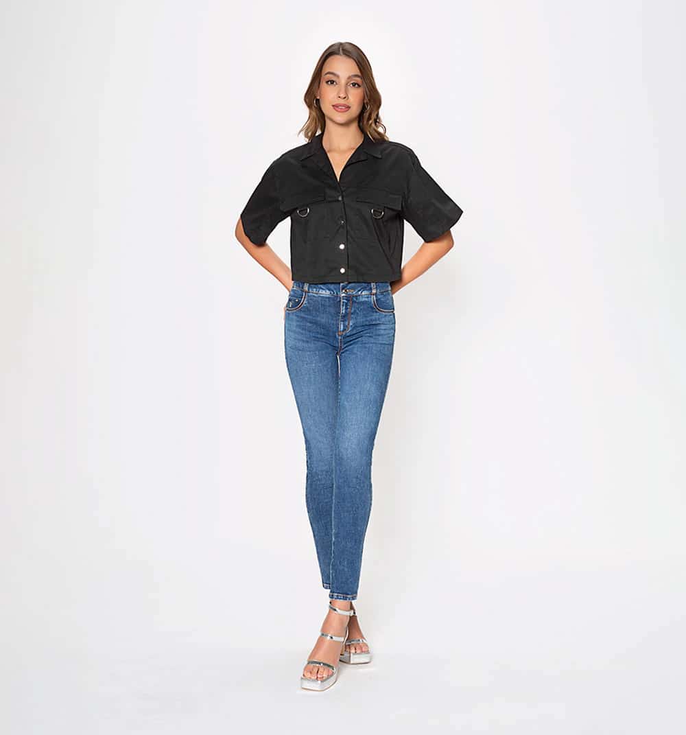 camisa tipo boxy con maxi bolsillos