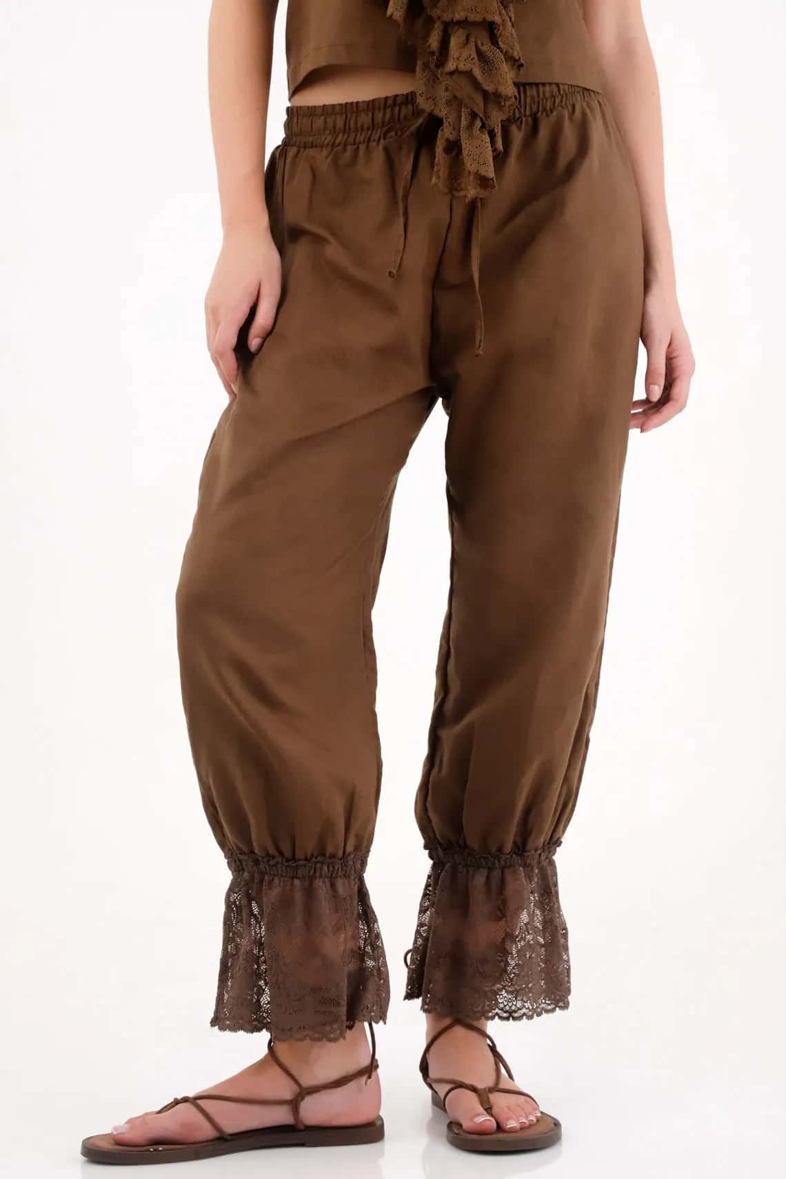 Pantalón con elástico y encaje en bota café para mujer